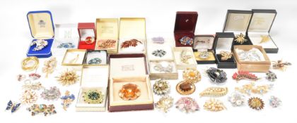 LARGE COLLECTION OF COSTUME BROOCHES AND RINGS