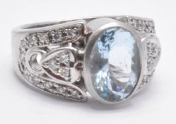 18CT WHITE GOLD DIAMOND & AQUAMARINE RING