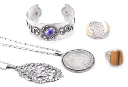 ASSORTMENT OF SILVER JEWELLERY