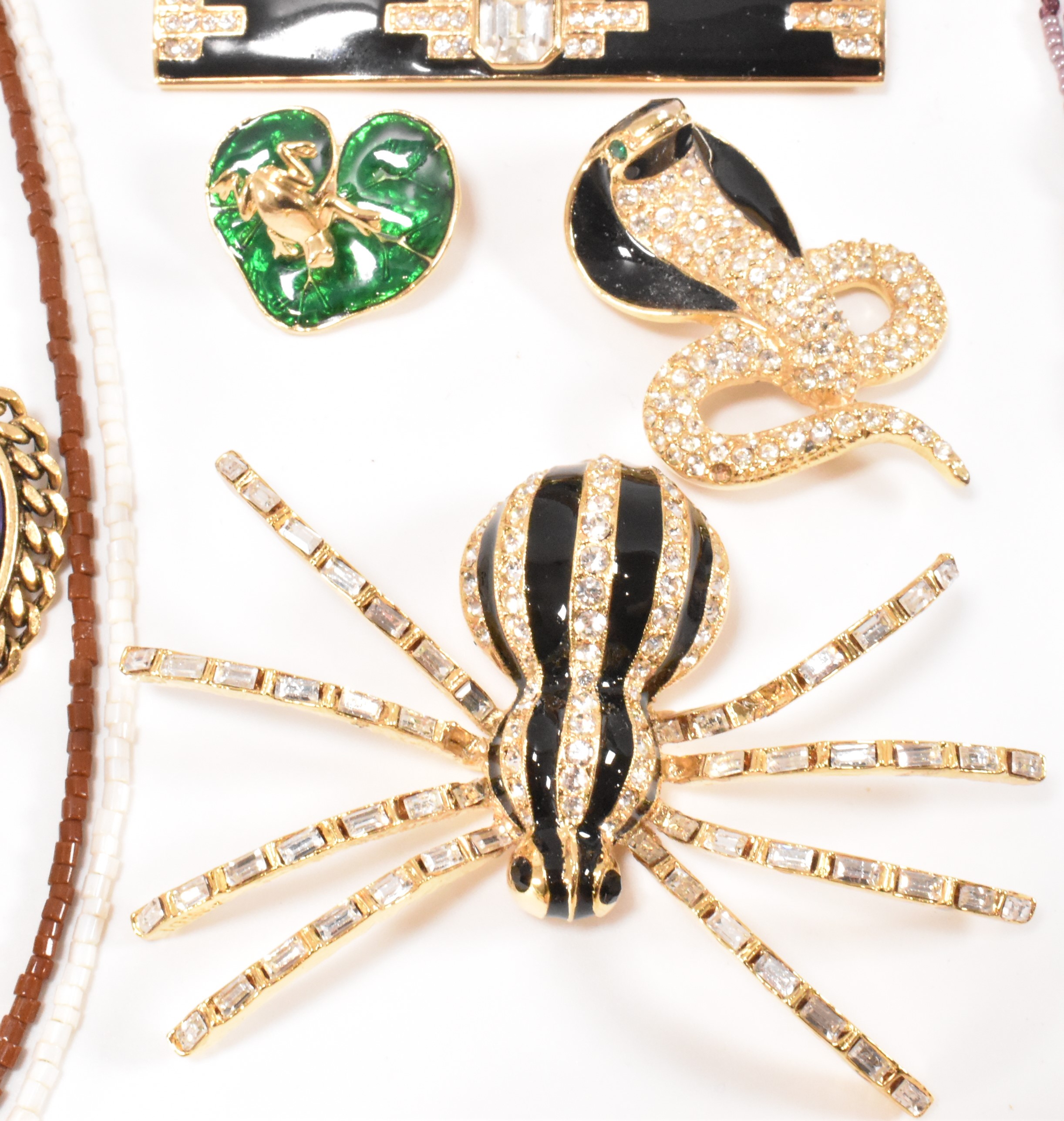 COLLECTION OF VINTAGE COSTUME JEWELLERY - Image 14 of 19