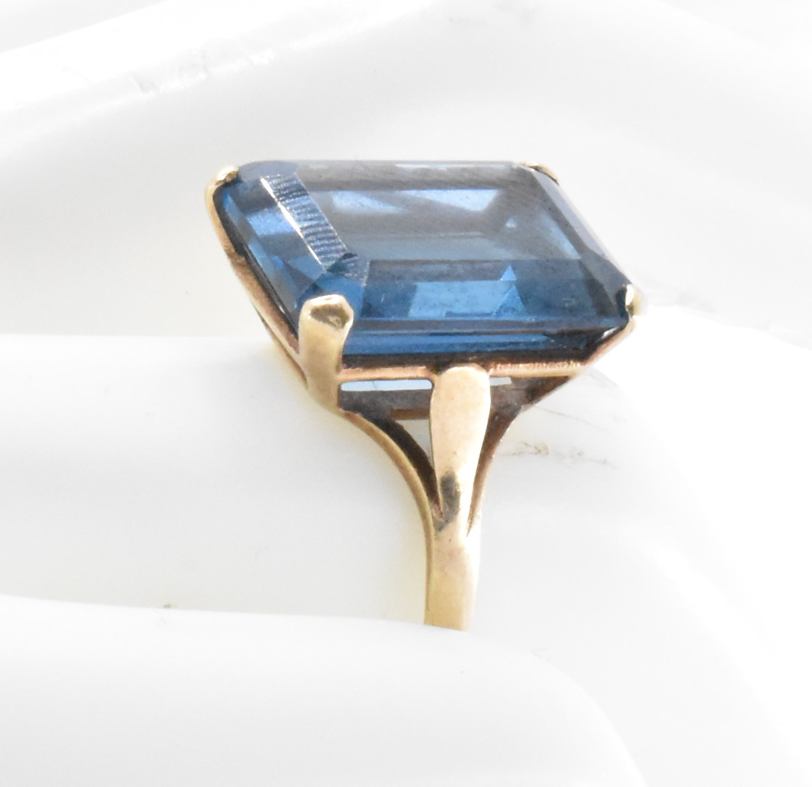 HALLMARKED 9CT GOLD & SYNTHETIC SPINEL DRESS RING - Image 5 of 6