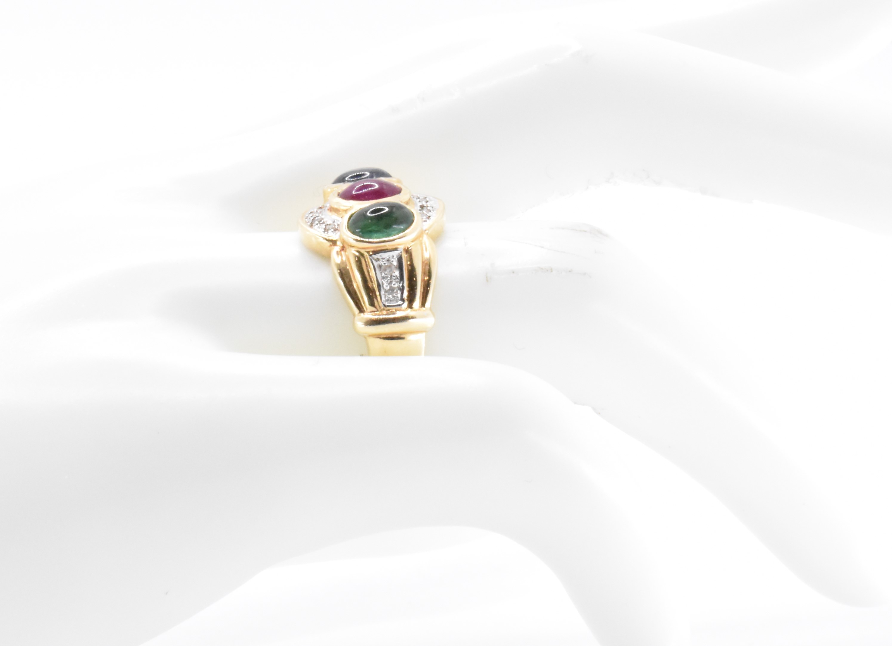 14CT GOLD SAPPHIRE RUBY & EMERALD RING - Image 6 of 7