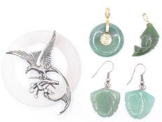 CHINESE GREEN STONE JEWELLERY & SILVER BIRD BROOCH