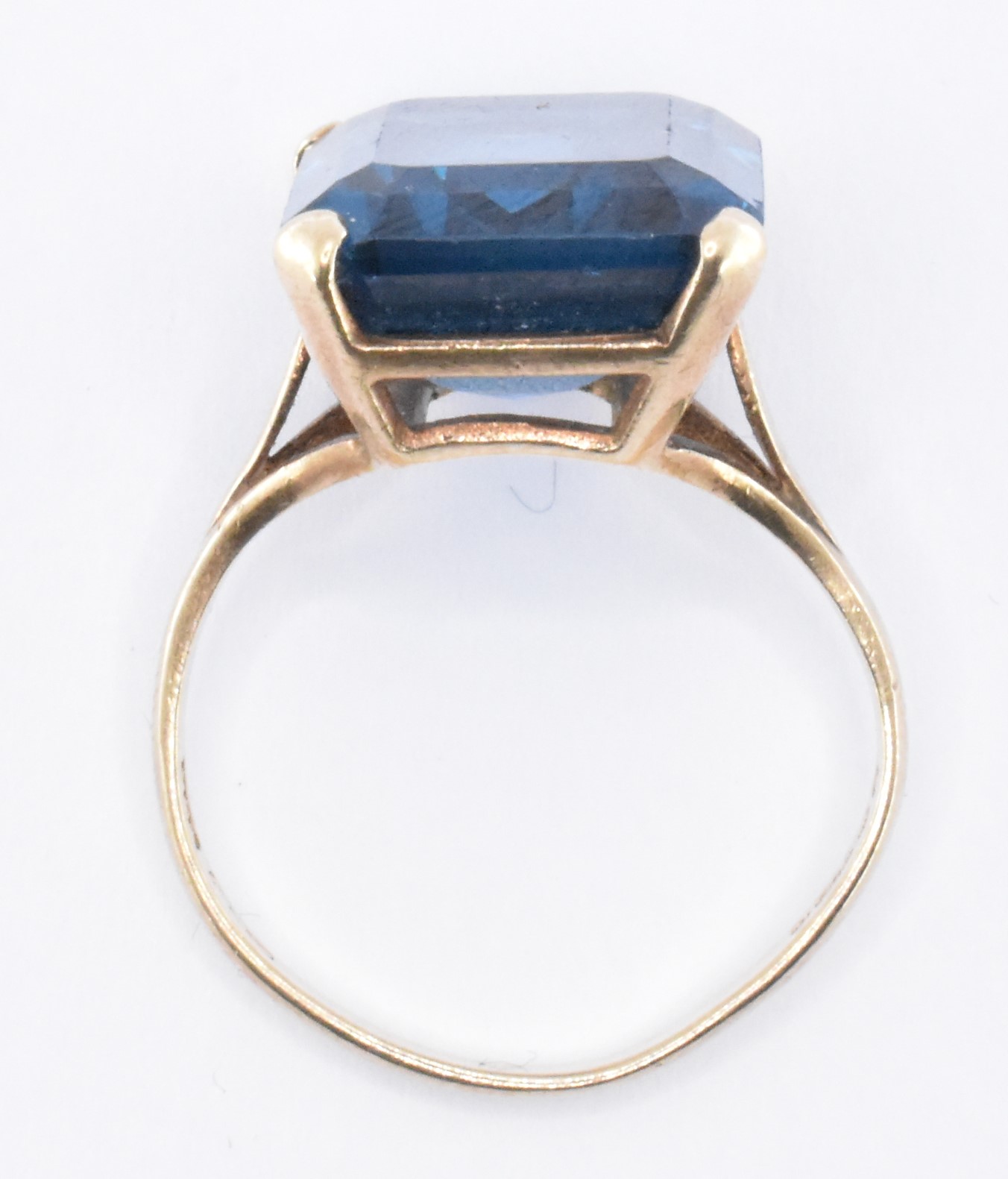 HALLMARKED 9CT GOLD & SYNTHETIC SPINEL DRESS RING - Image 6 of 6