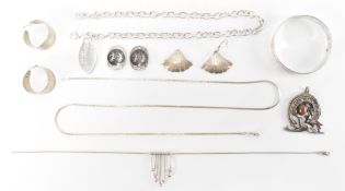 ASSORTMENT OF SILVER JEWELLERY