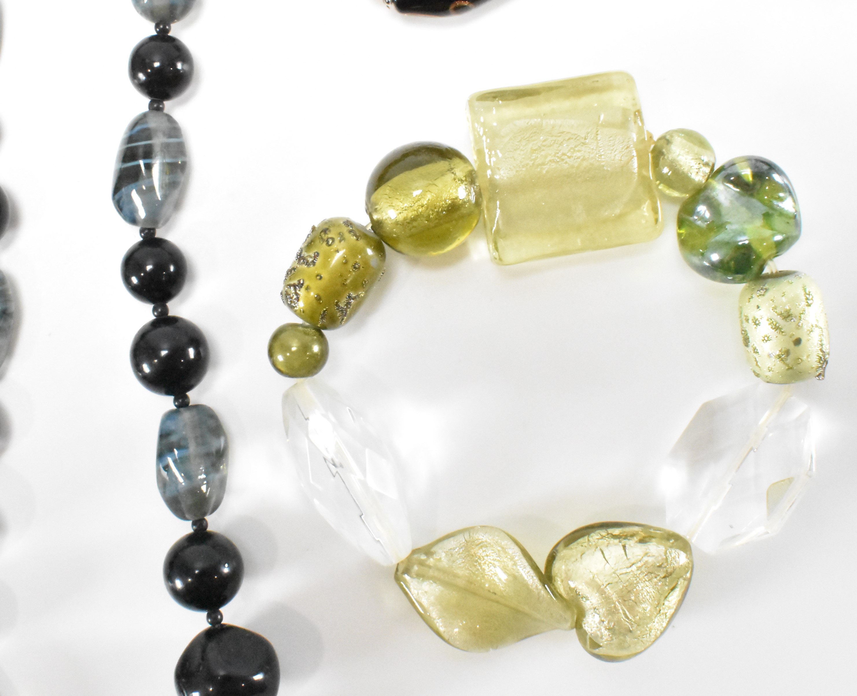 GROUP OF VINTAGE GLASS BEAD NECKLACES - Image 4 of 9