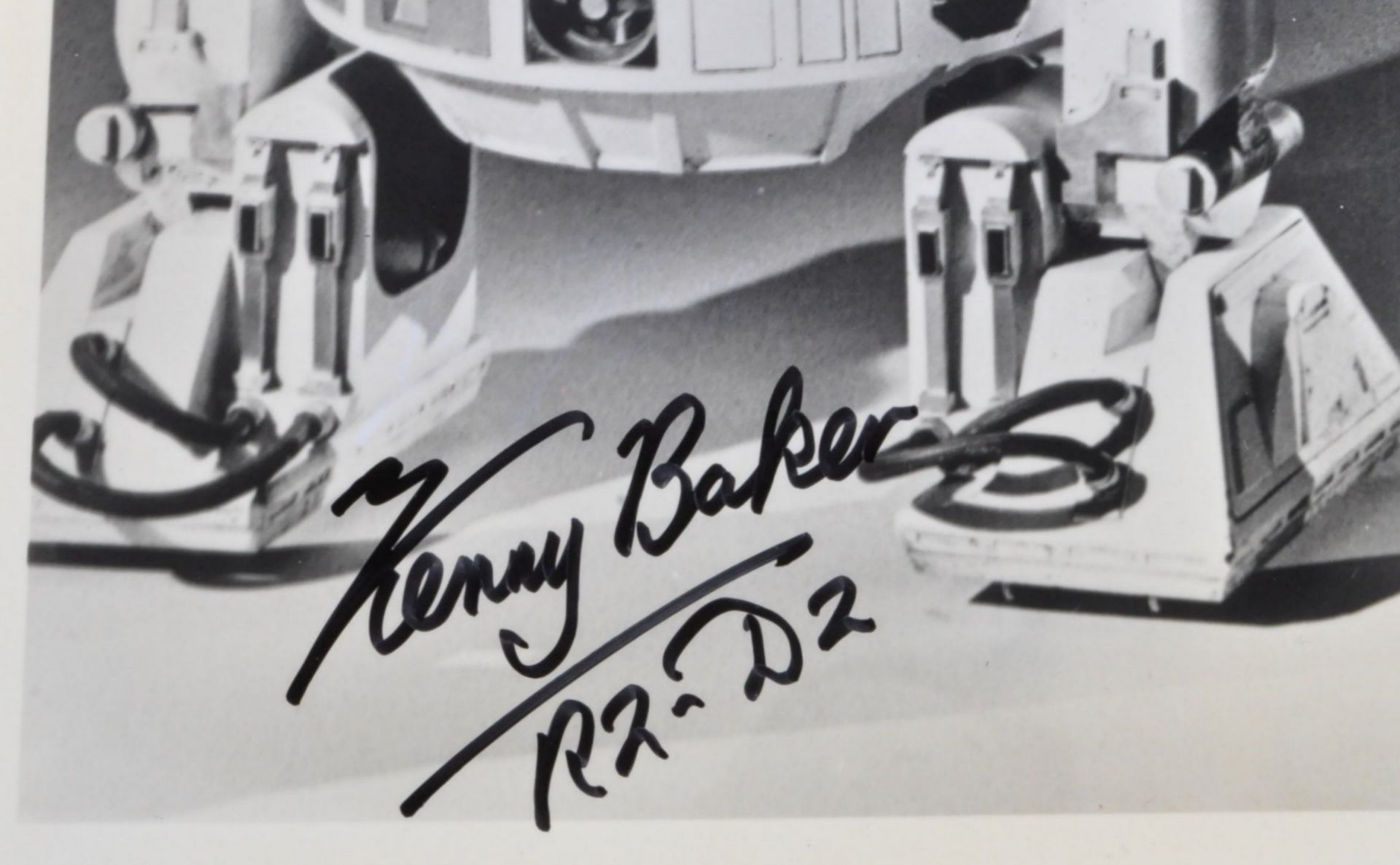 STAR WARS - KENNY BAKER (1934-2016) - SIGNED 8X10" PHOTOGRAPH - Bild 2 aus 2