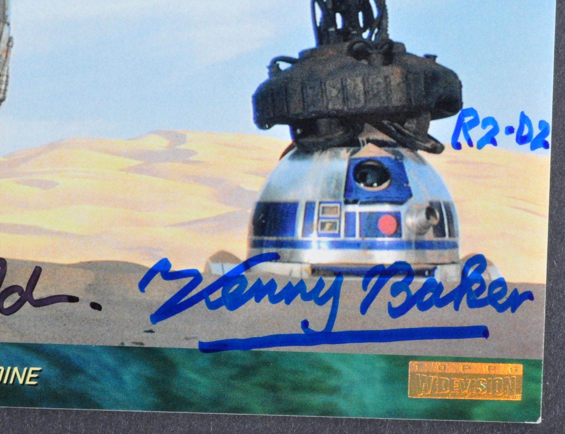 STAR WARS - KENNY BAKER (1934-2016) & TRACEY EDDON DUAL SIGNED TOPPS CARD - Bild 2 aus 3