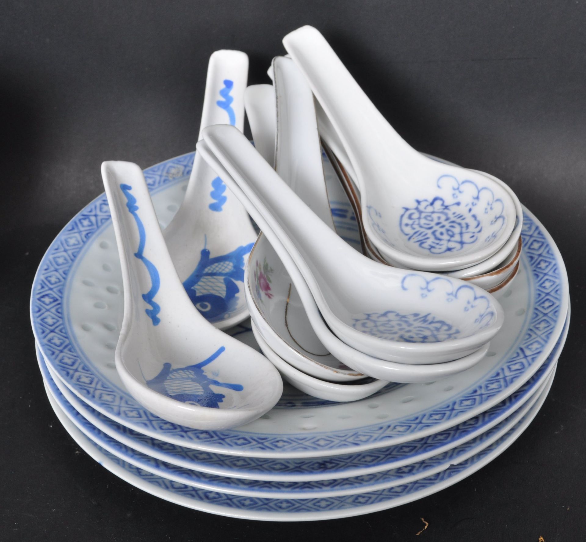 LARGE COLLECTION OF MID 20TH CENTURY CHINESE PORCELAIN - Image 9 of 14