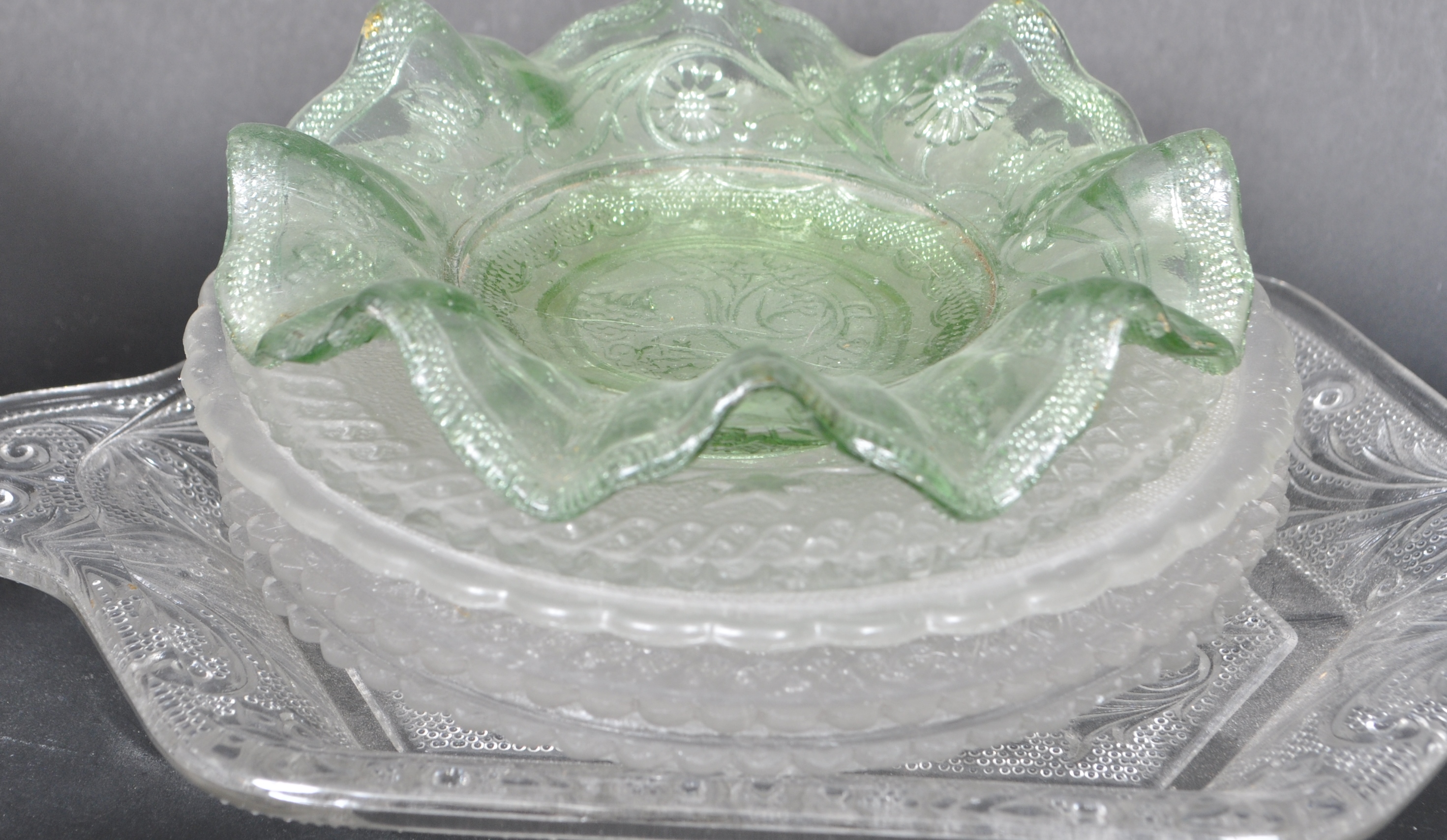 COLLECTION EARLY 20TH CENTURY & LATER DECORATIVE GLASS - Image 4 of 16