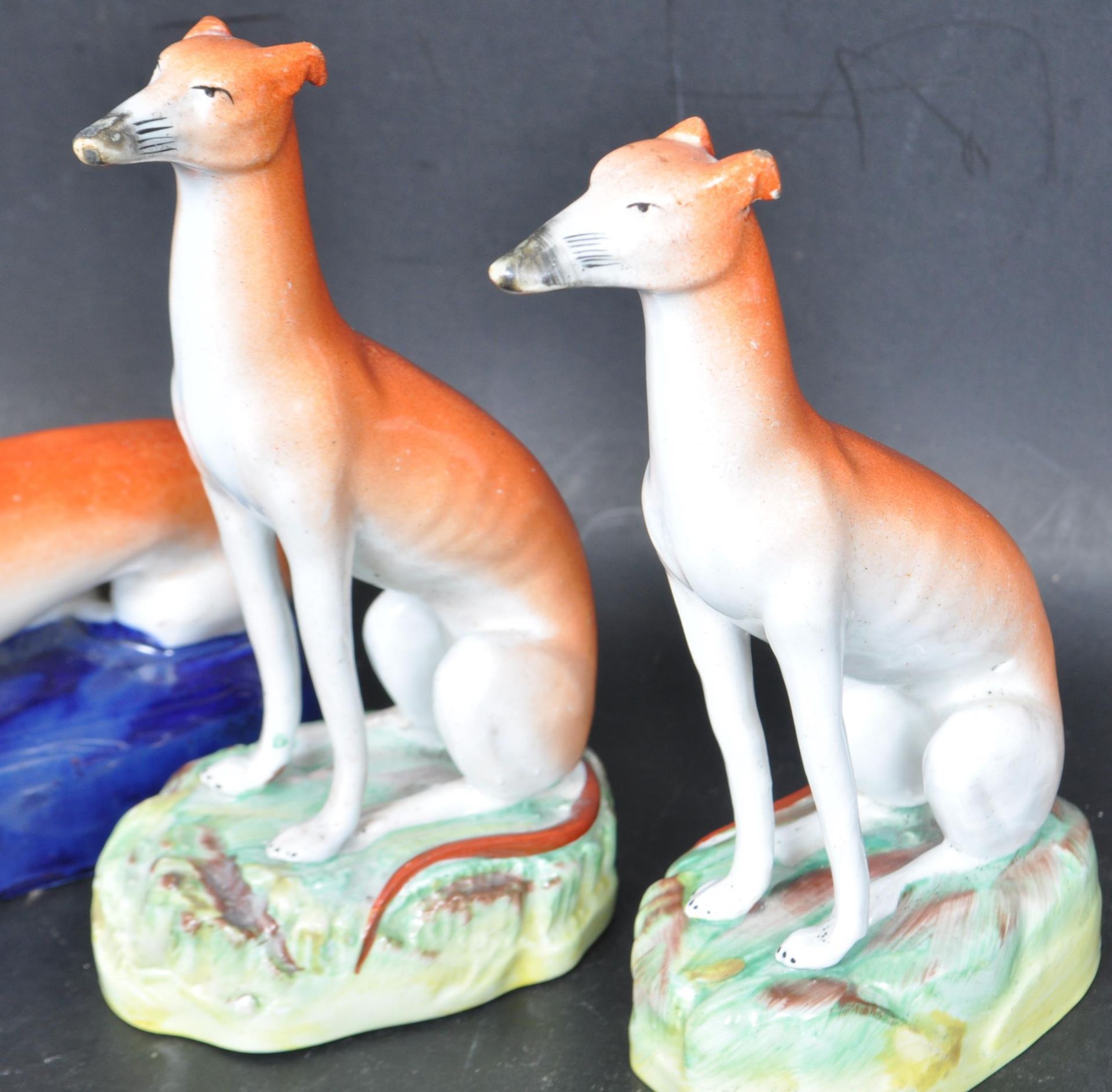 20TH CENTURY STAFFORDSHIRE CERAMIC GREYHOUND PEN STAND TOGETHER WITH ANOTHER - Bild 2 aus 6