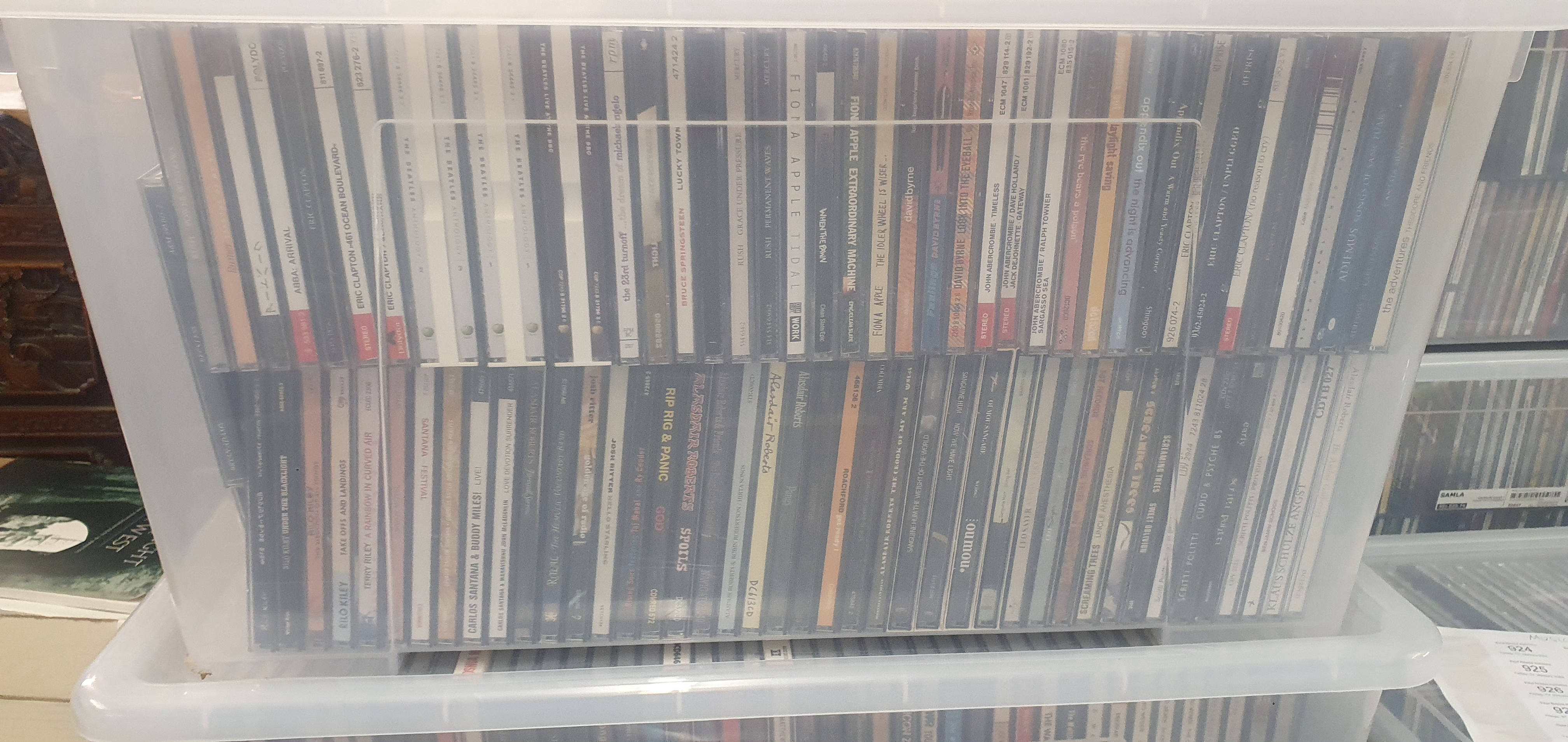 LARGE COLLECTION OF APPROXIMATELY 200 MUSIC CD'S