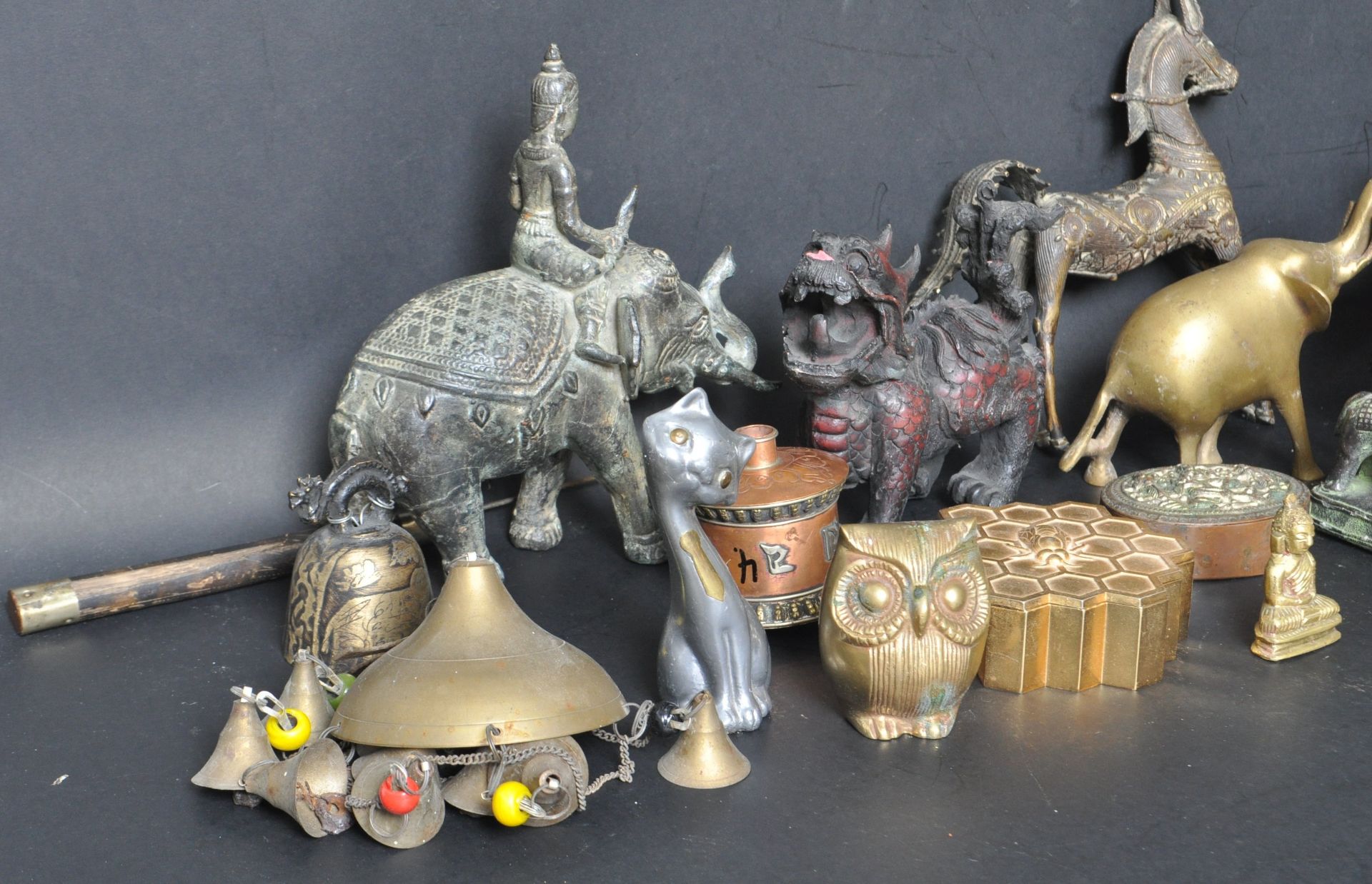 LARGE COLLECTION OF BRASS WARE AND HINDU FIGURINES - Bild 2 aus 9