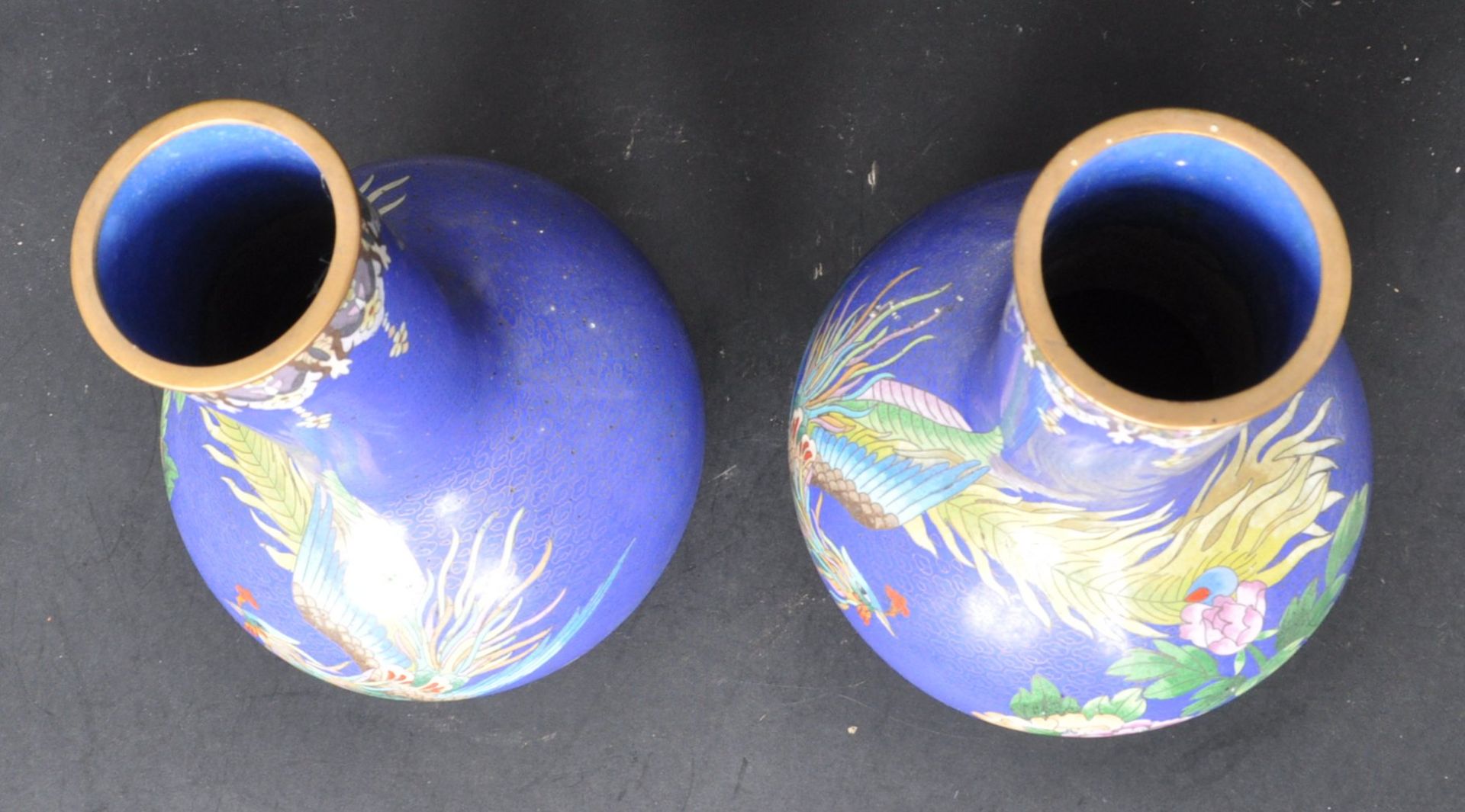 TWO LARGE 20TH CERAMIC CHINESE ORIENTAL CLOISONNE ENAMEL VASES - Bild 4 aus 6