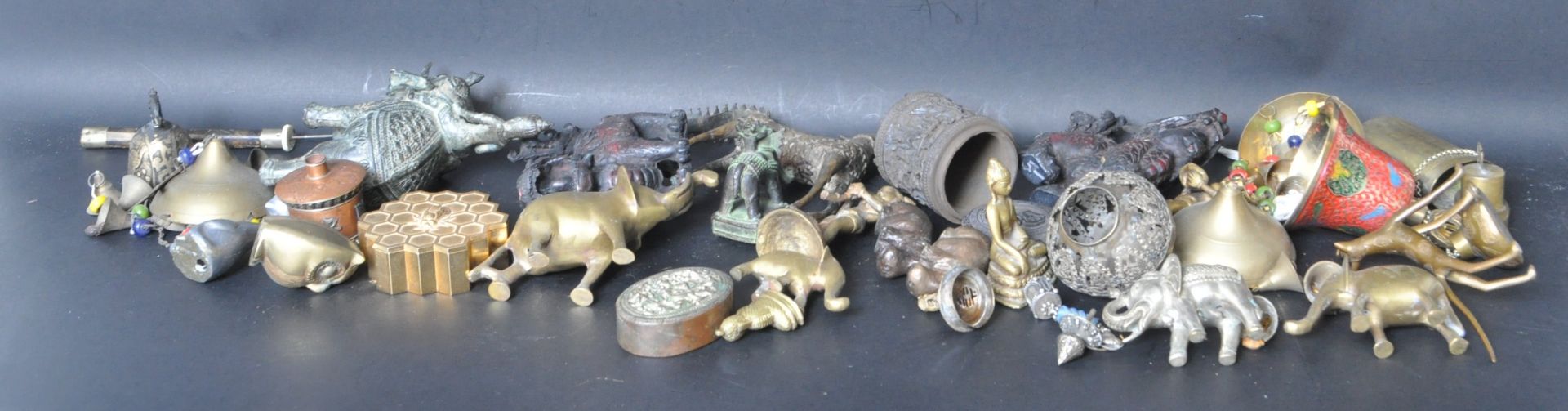 LARGE COLLECTION OF BRASS WARE AND HINDU FIGURINES - Bild 9 aus 9