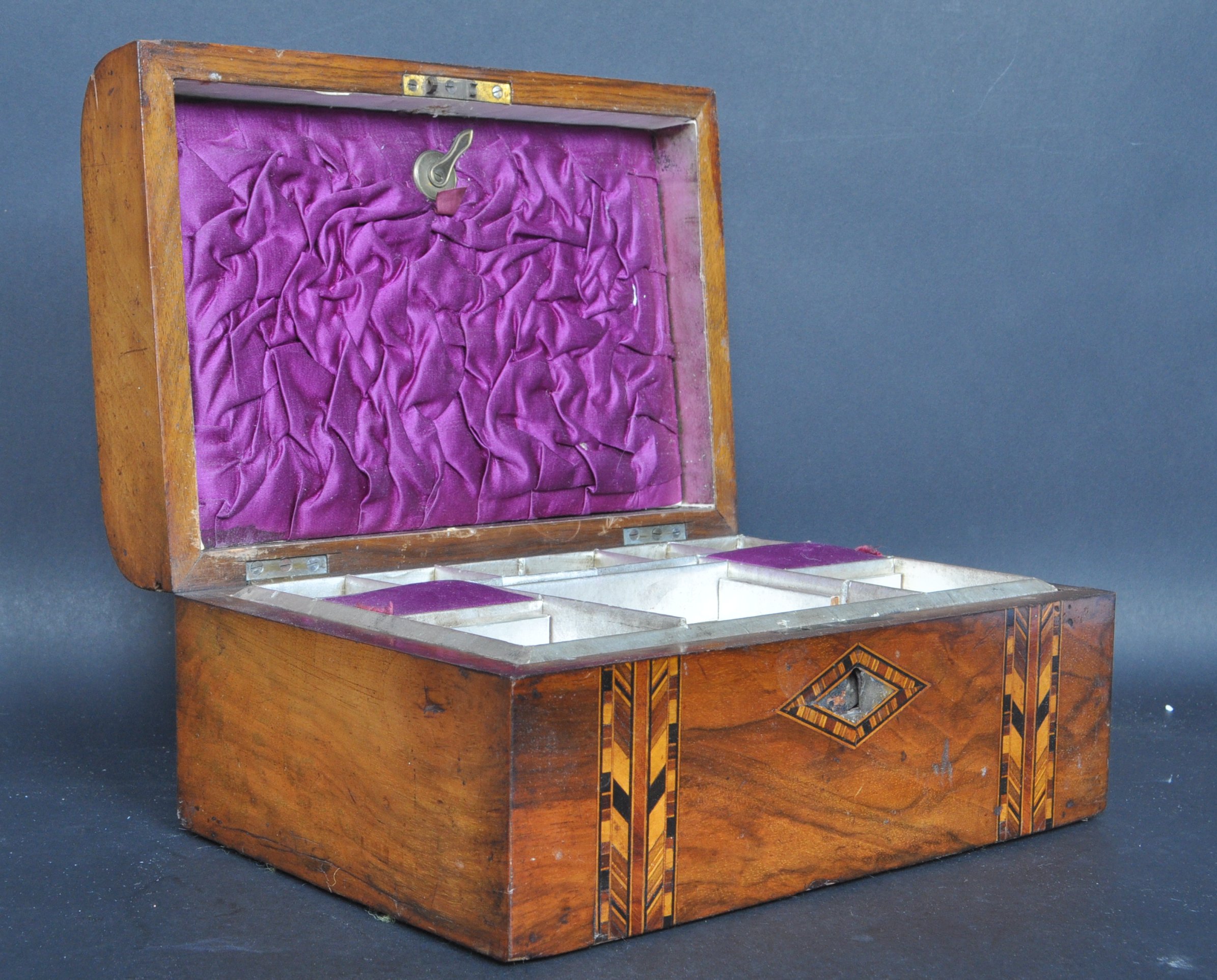19TH CENTURY VICTORIAN WALNUT JEWELLERY BOX