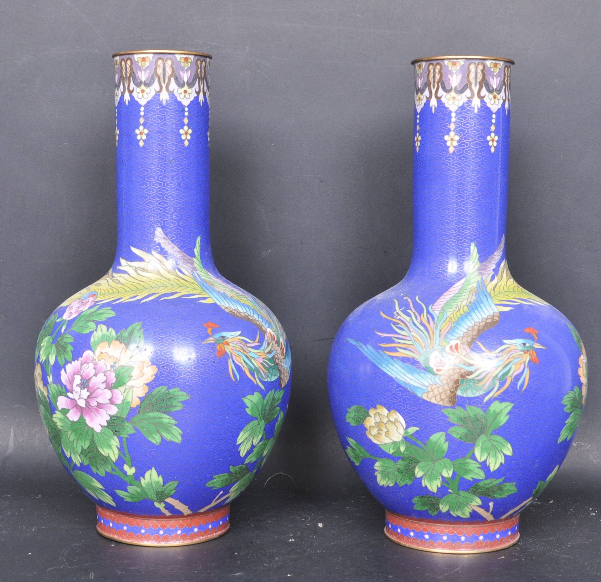 TWO LARGE 20TH CERAMIC CHINESE ORIENTAL CLOISONNE ENAMEL VASES - Bild 2 aus 6