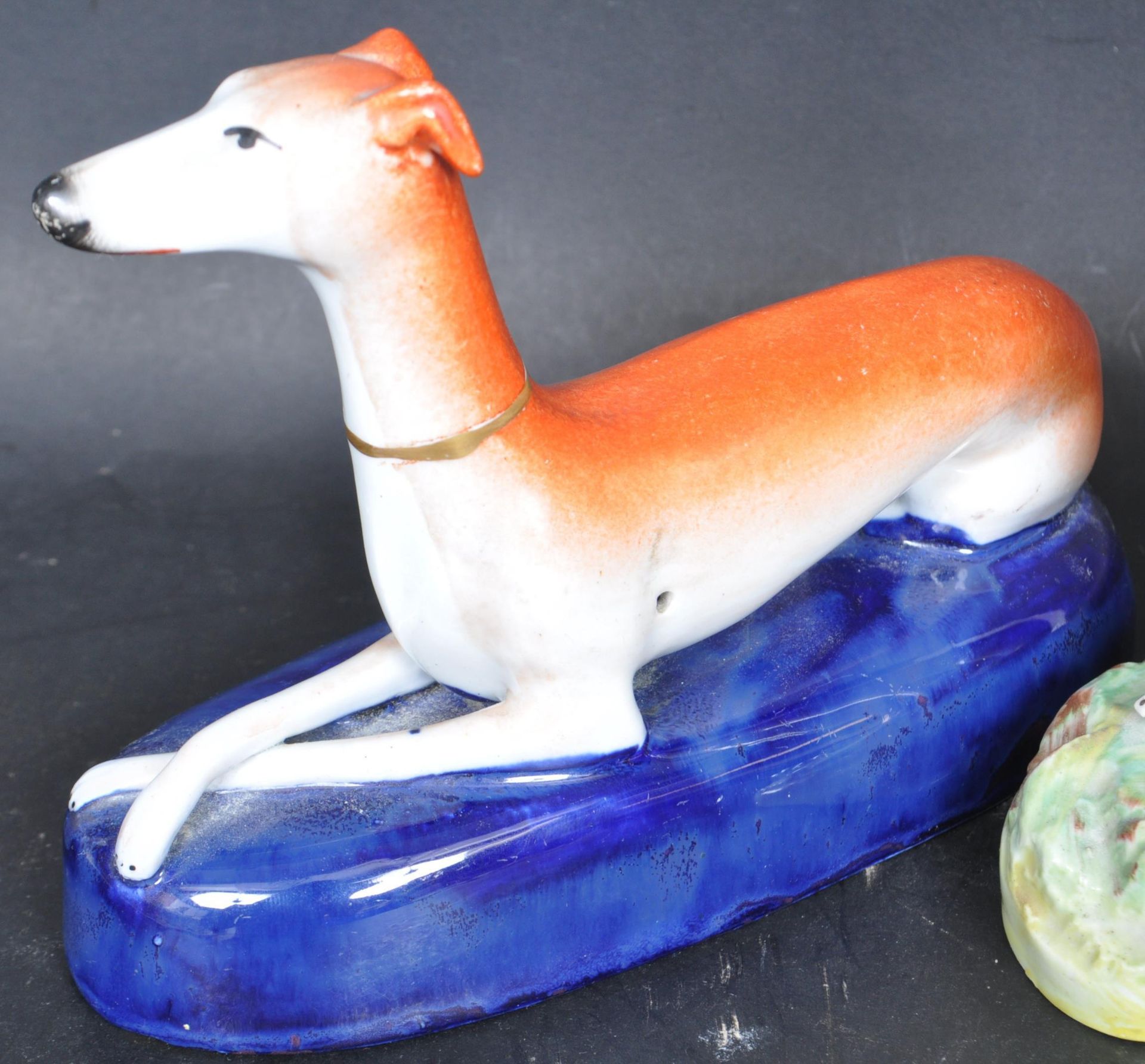 20TH CENTURY STAFFORDSHIRE CERAMIC GREYHOUND PEN STAND TOGETHER WITH ANOTHER - Bild 3 aus 6