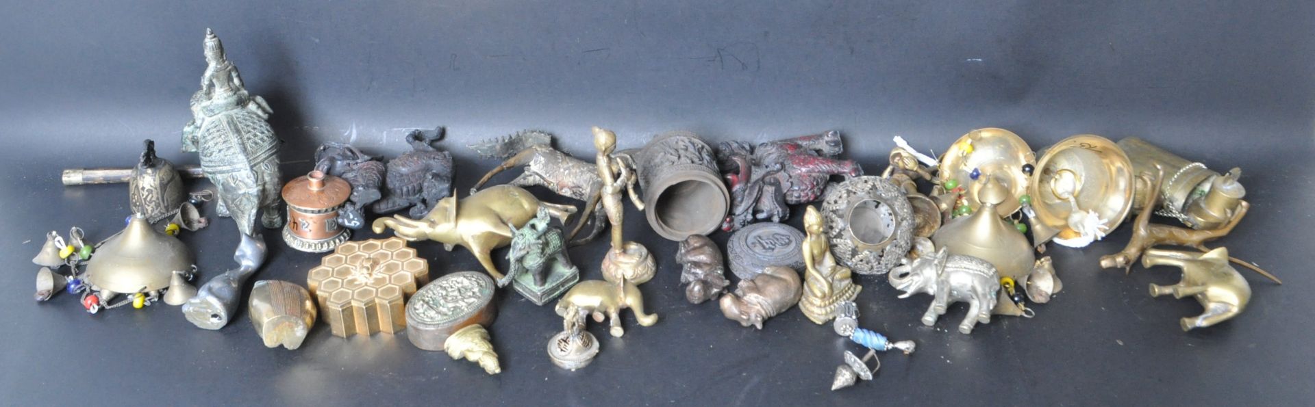 LARGE COLLECTION OF BRASS WARE AND HINDU FIGURINES - Bild 8 aus 9