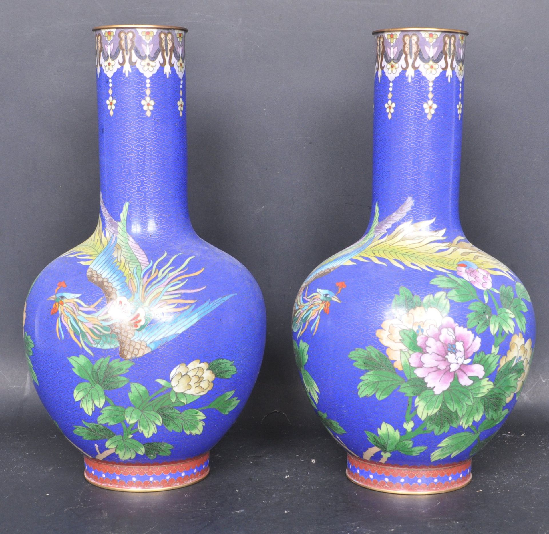 TWO LARGE 20TH CERAMIC CHINESE ORIENTAL CLOISONNE ENAMEL VASES - Bild 3 aus 6