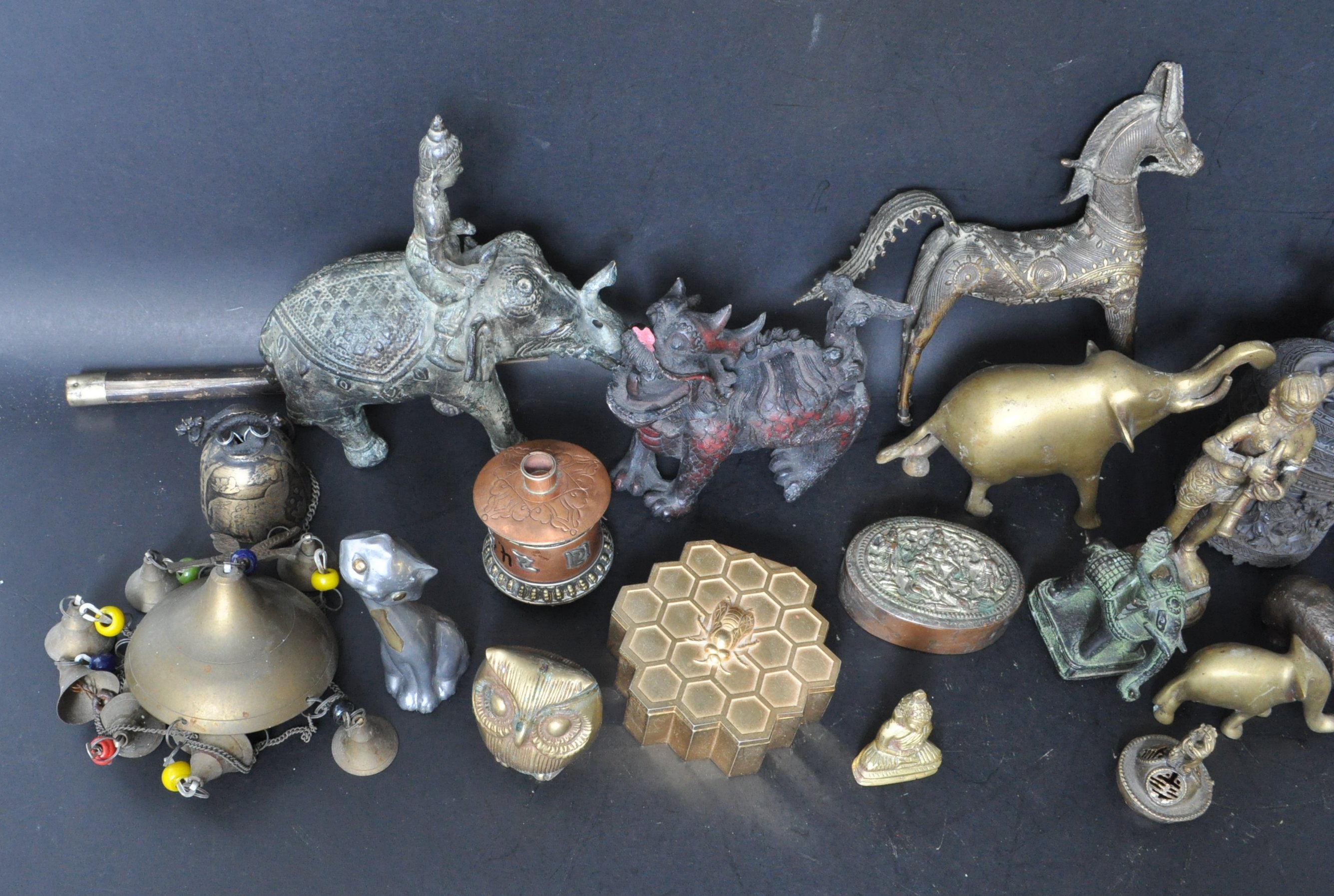 LARGE COLLECTION OF BRASS WARE AND HINDU FIGURINES - Image 7 of 9