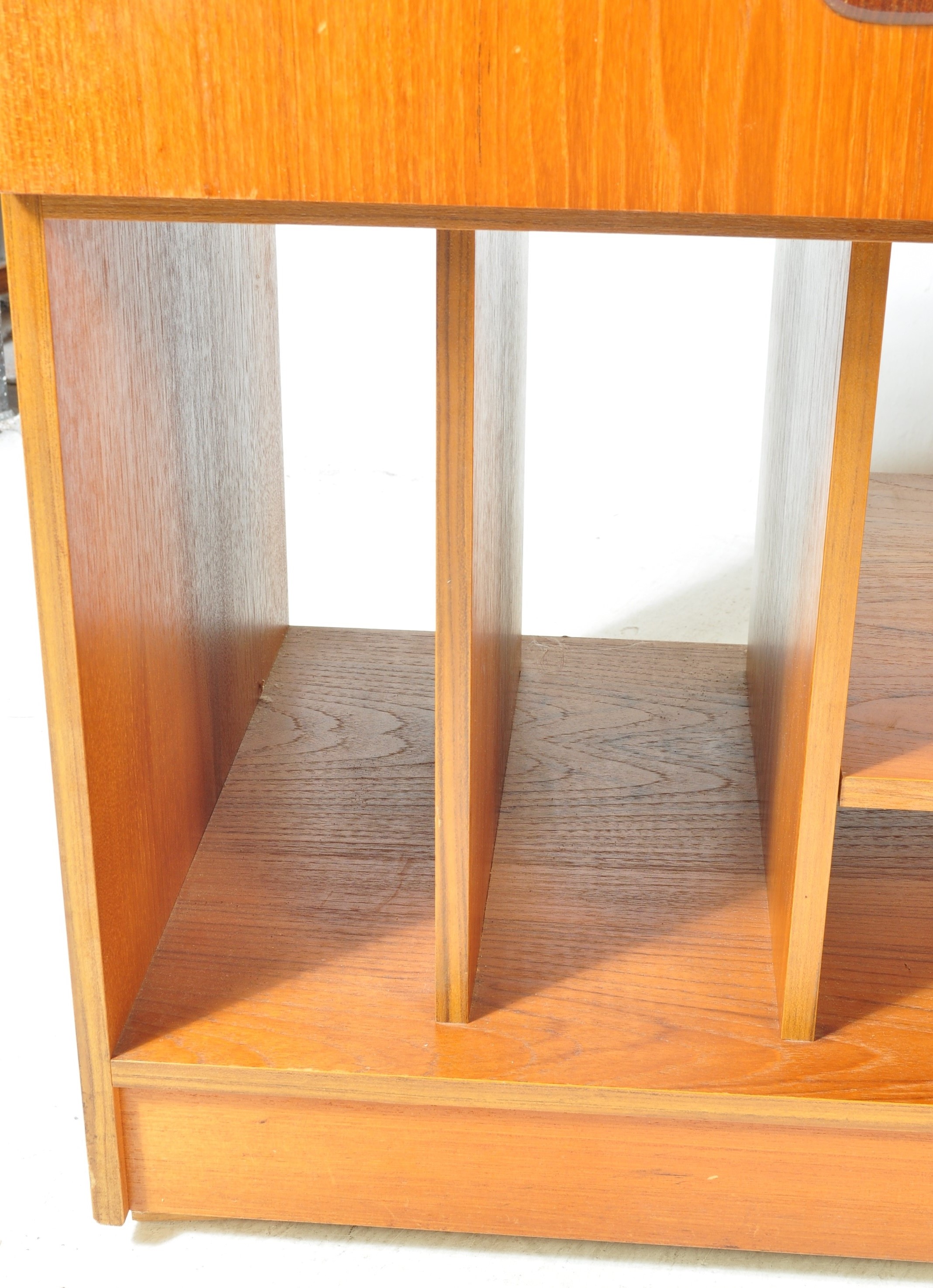 MID CENTURY DANISH INFLUENCE TEAK WOOD HI-FI SIDEBOARD - Image 7 of 8