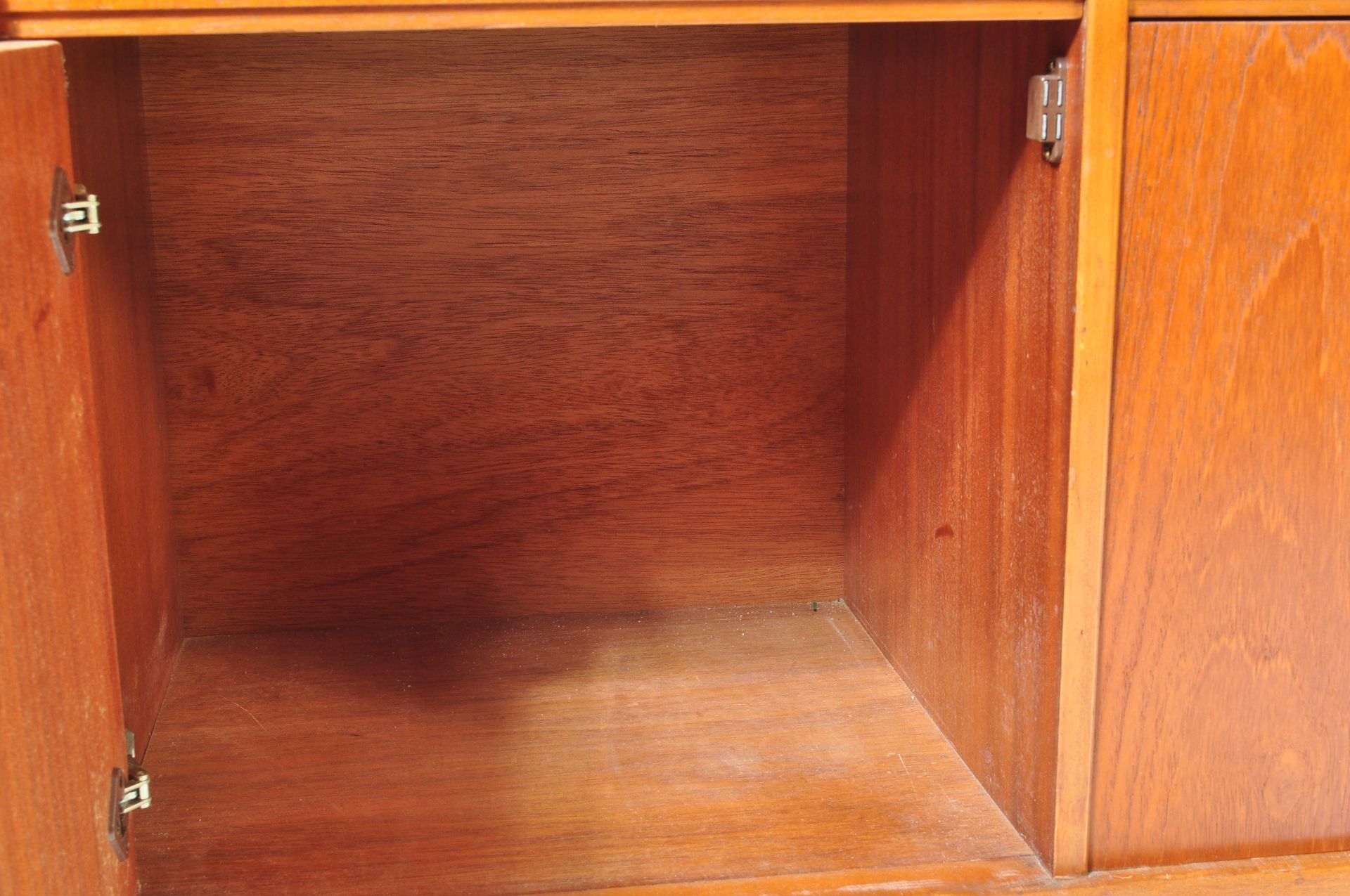 RETRO VINTAGE MID 20TH CENTURY TEAK SIDEBOARD - Image 6 of 10