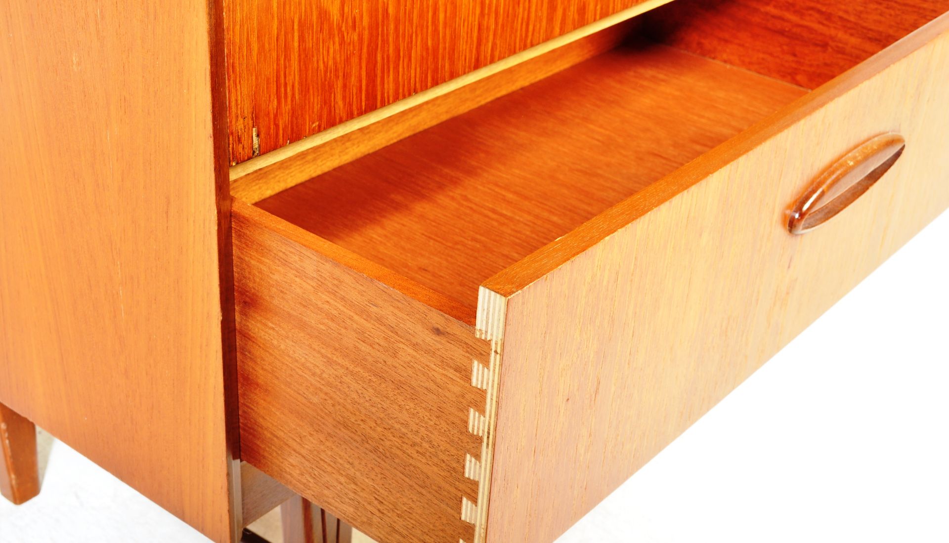 MID 20TH CENTURY TEAK CHEST OF DRAWERS - Image 6 of 7