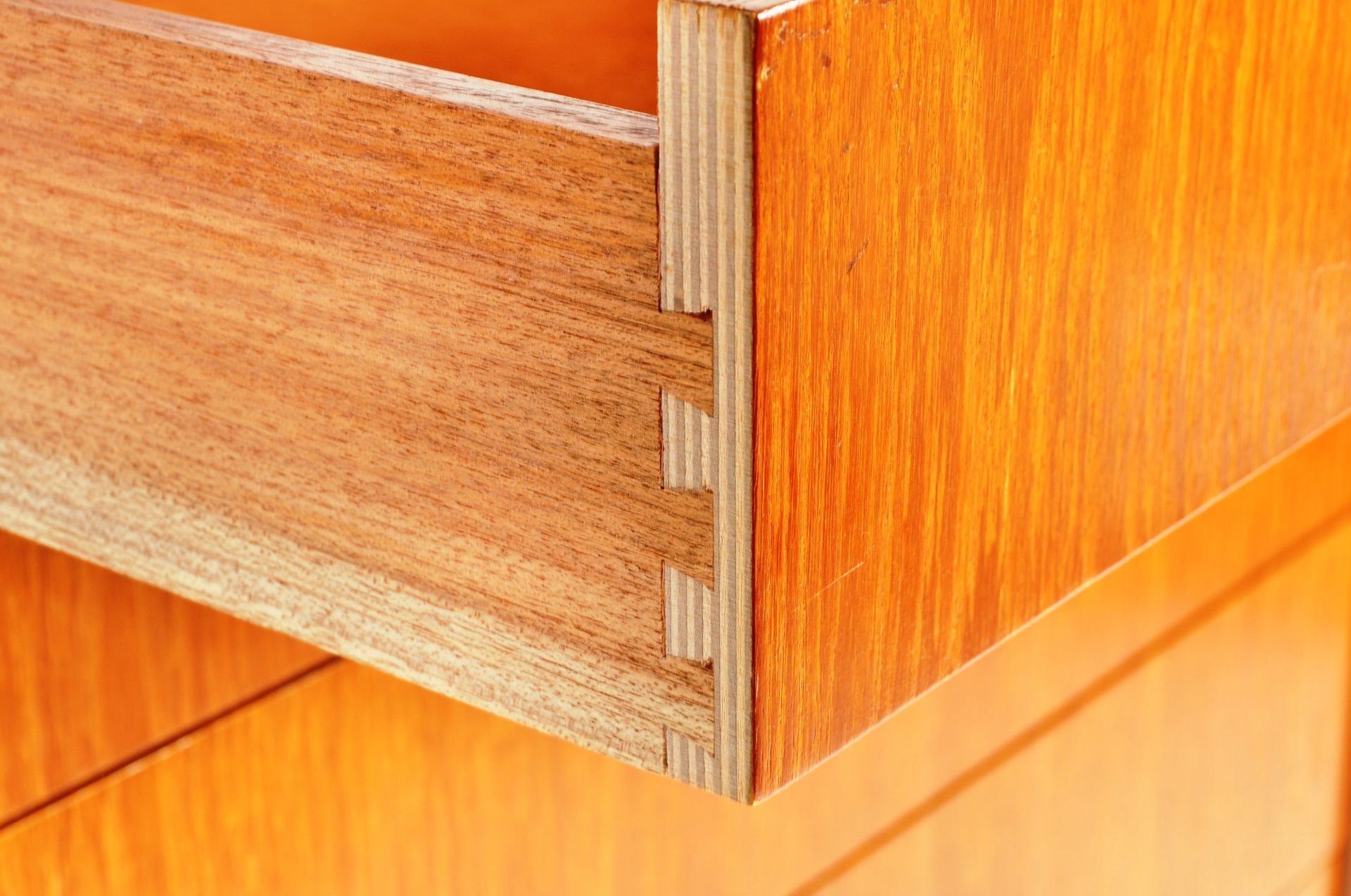 MID 20TH CENTURY TEAK CHEST OF DRAWERS - Image 5 of 7