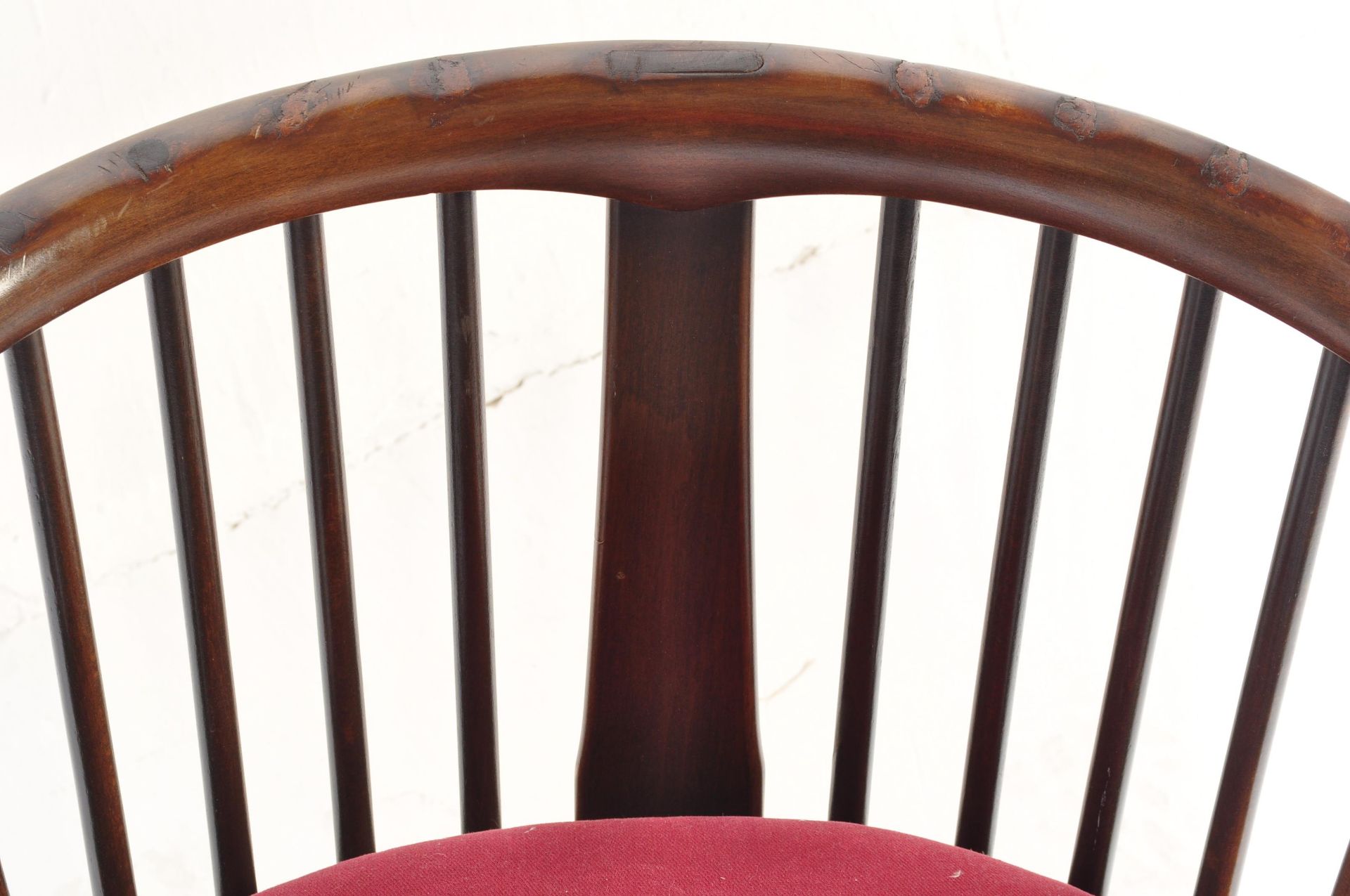 1960’S COWHORN SHAPE ELM ERCOL WINDSOR CHAIR / ARMCHAIR - Image 3 of 6