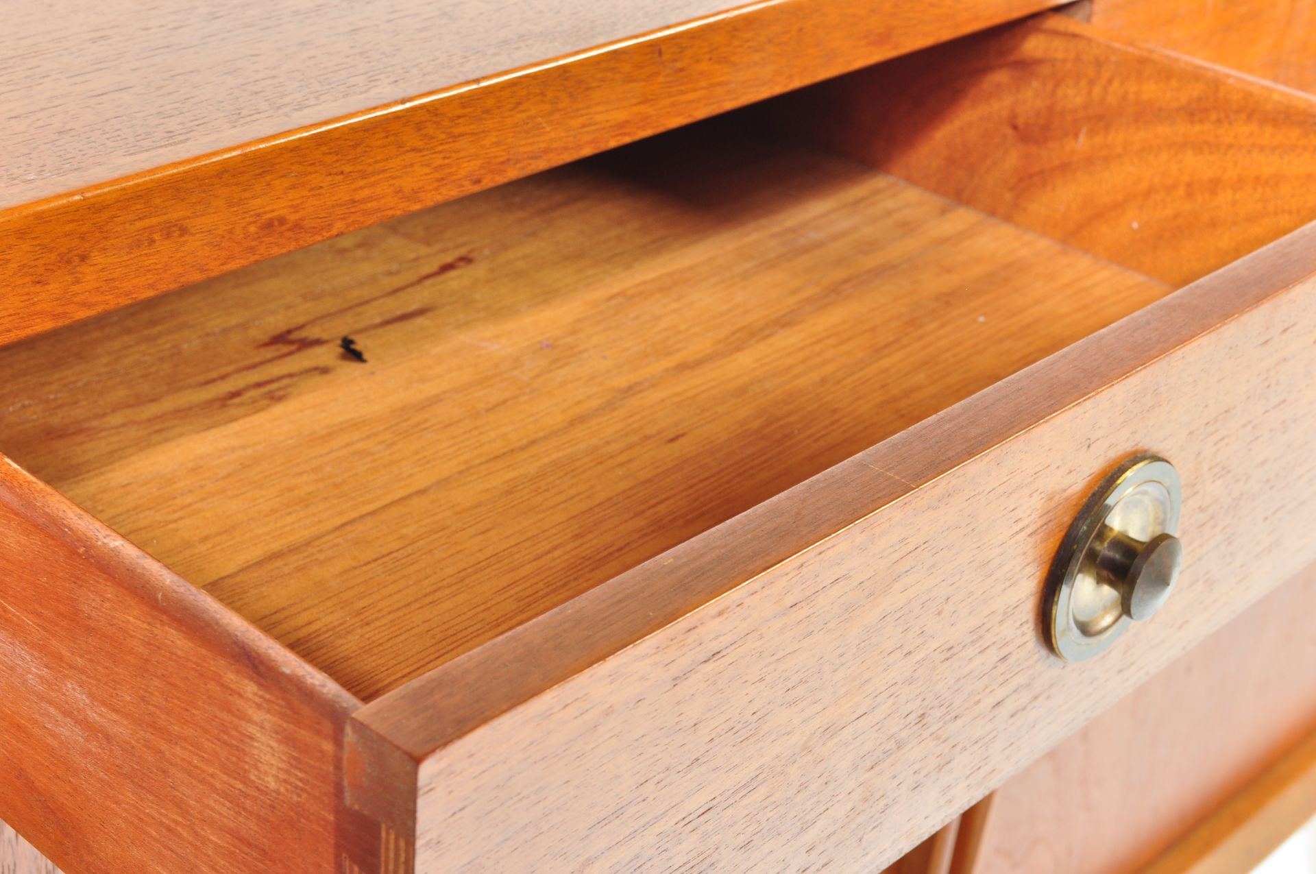 RETRO VINTAGE MID 20TH CENTURY TEAK SIDEBOARD - Image 5 of 10