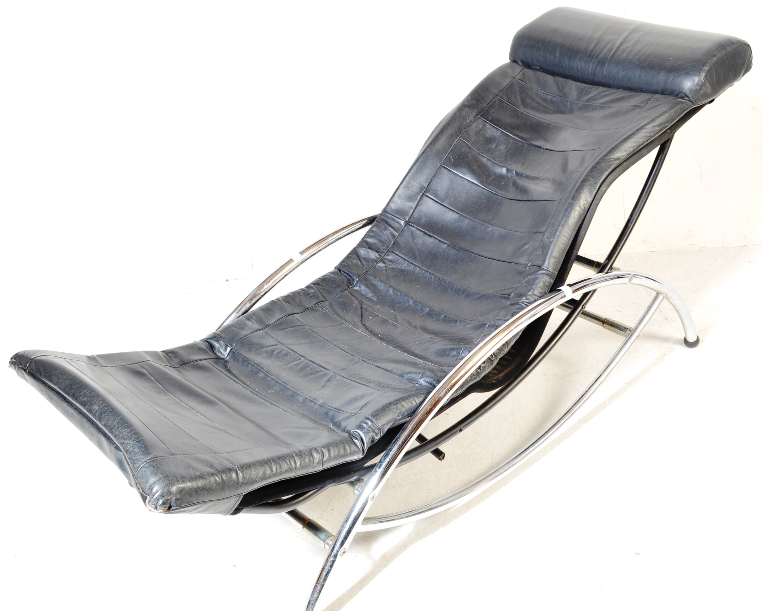 AFTER LE CORBUSIER - CHROME AND LEATHER CHAISE LONGUE LC4 - Image 2 of 5