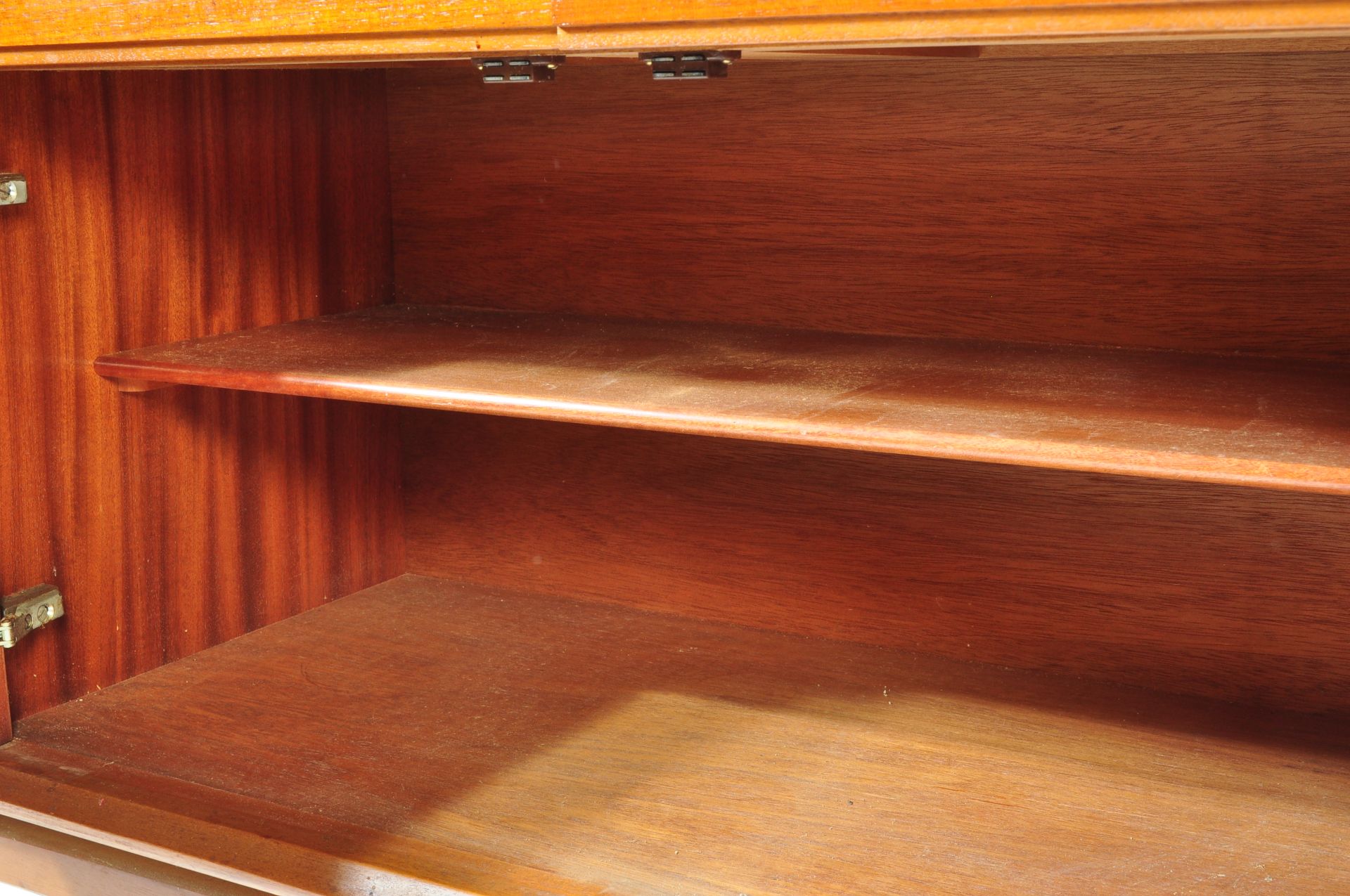 RETRO VINTAGE MID 20TH CENTURY TEAK SIDEBOARD - Image 7 of 10