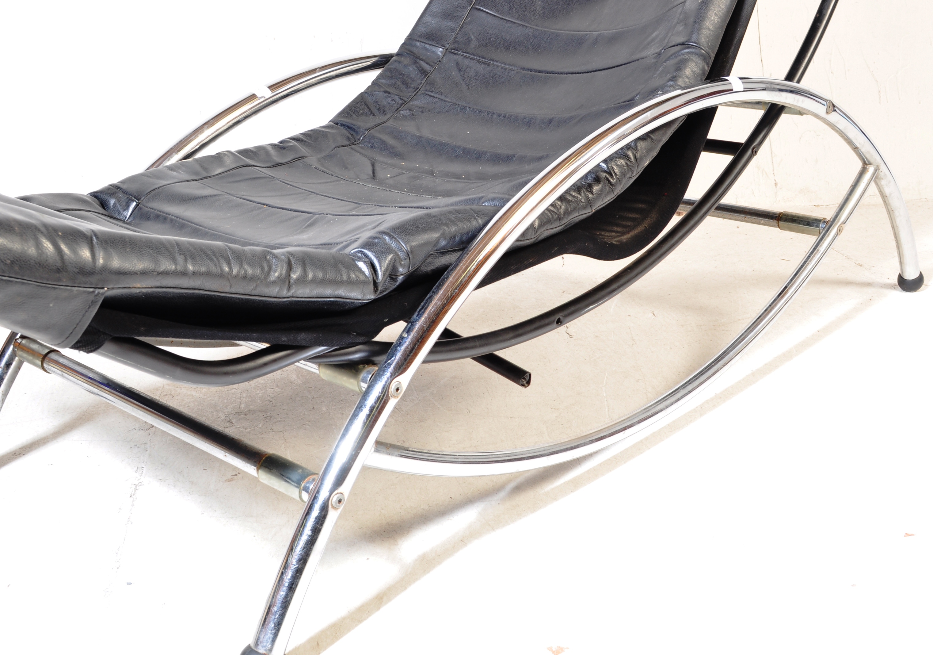 AFTER LE CORBUSIER - CHROME AND LEATHER CHAISE LONGUE LC4 - Image 5 of 5