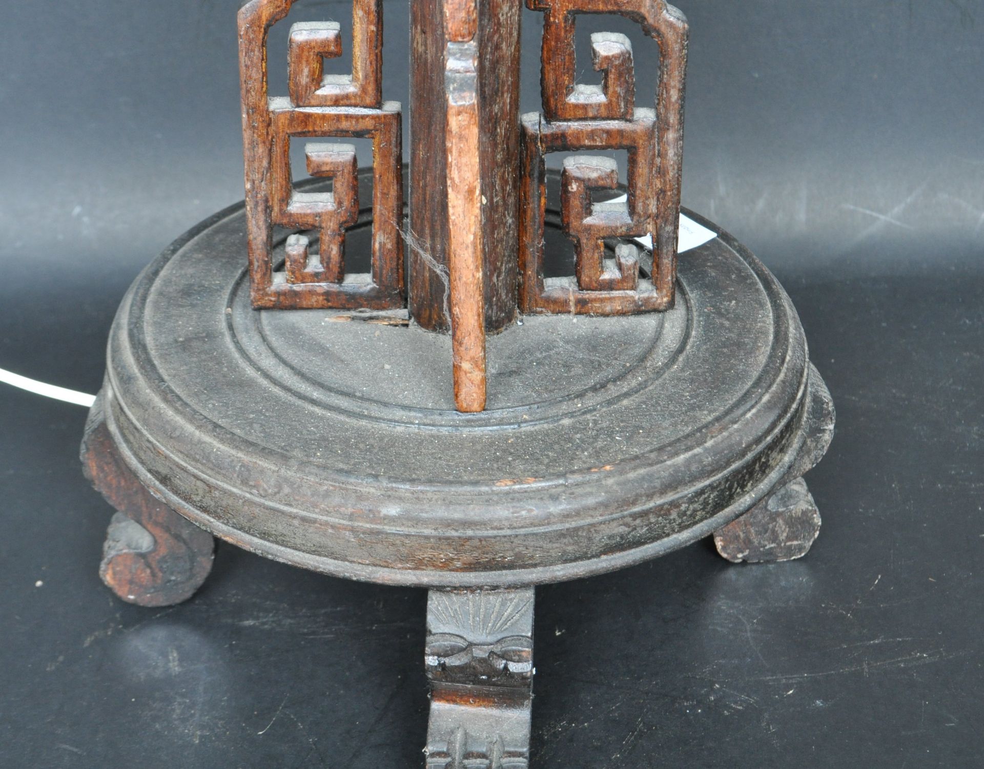 VINTAGE 20TH CENTURY CHINESE ORIENTAL HARDWOOD TABLE LAMP - Image 2 of 6
