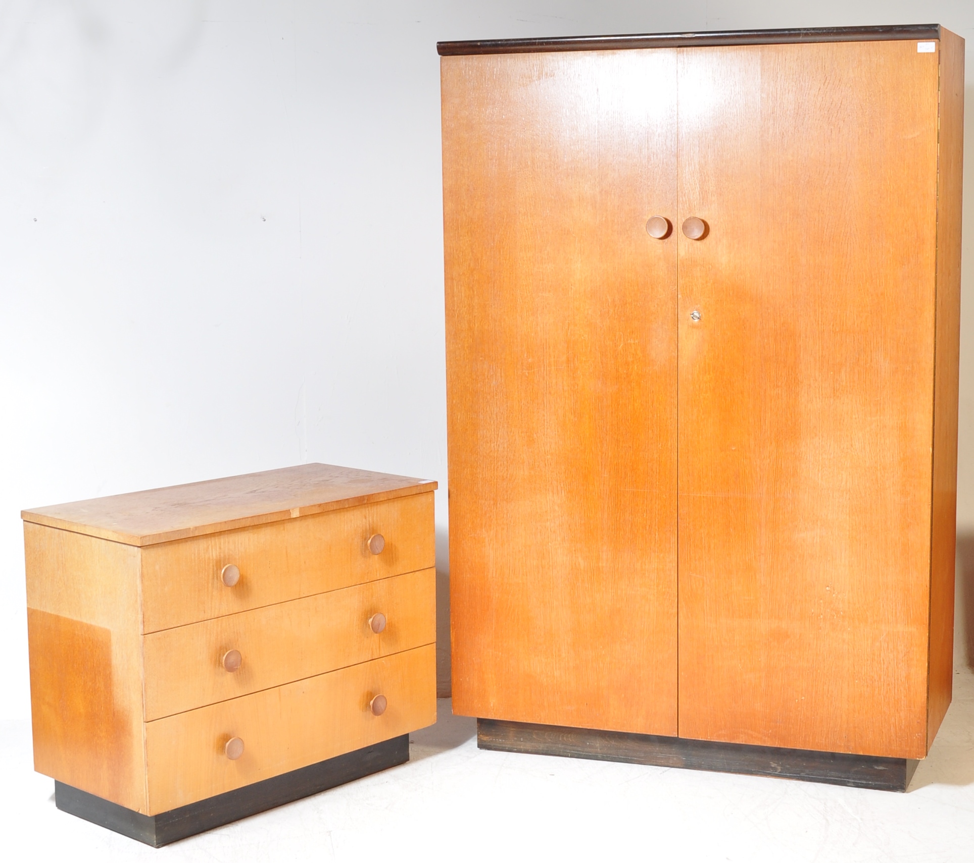 MID 20TH CENTURY CC UTILITY MARKED BEDROOM SUITE - Image 2 of 14