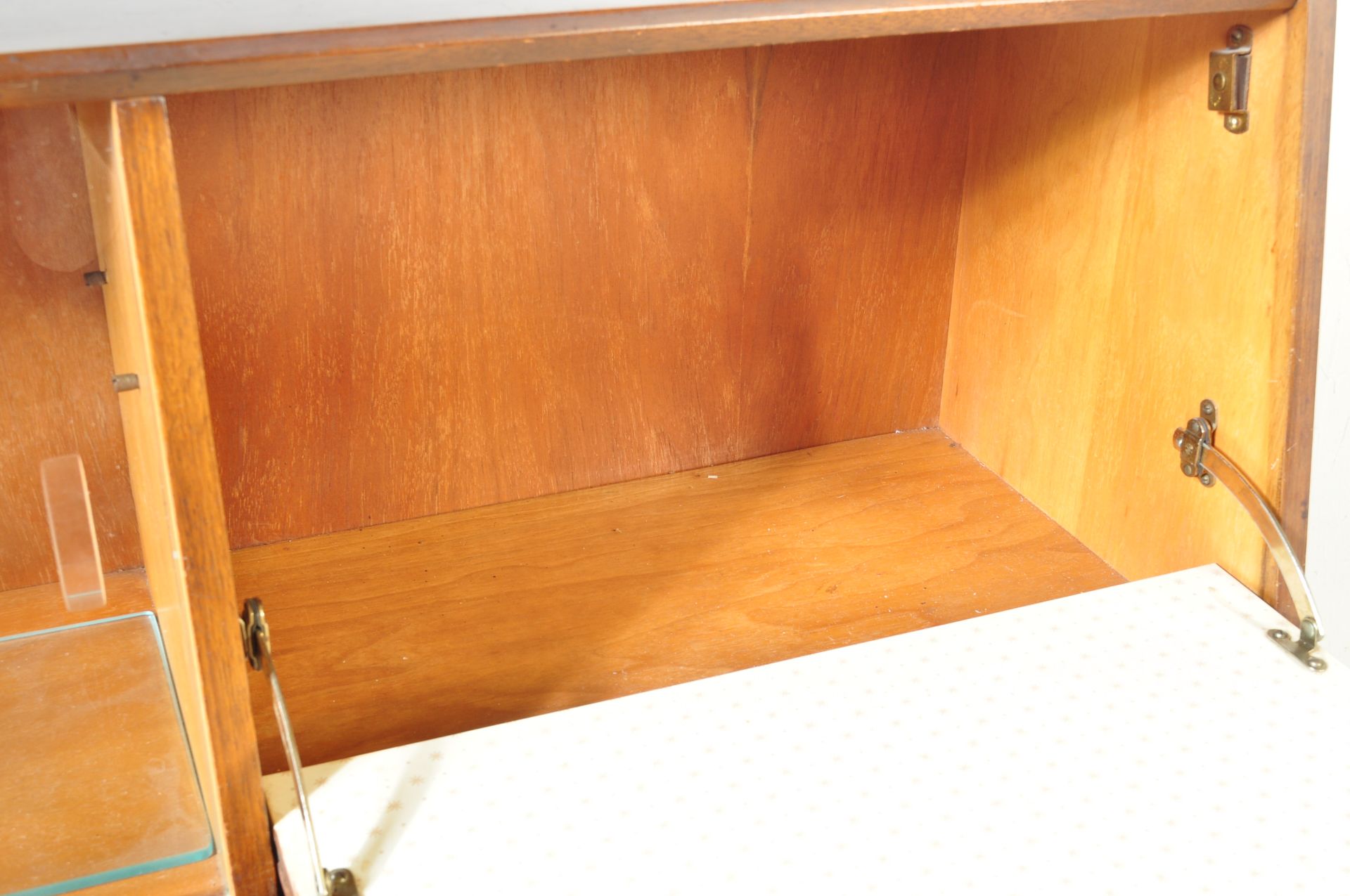 MID CENTURY TEAK WOOD HIGHBOARD / SIDEBOARD CREDENZA - Image 4 of 10