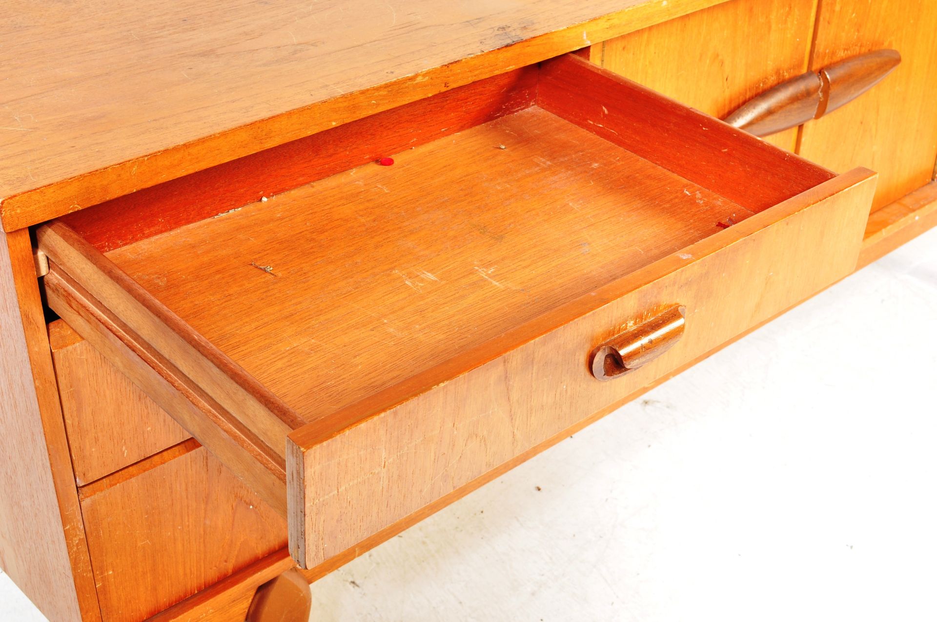 MID 20TH CENTURY TEAK WOOD SIDEBOARD CREDENZA - Image 3 of 9