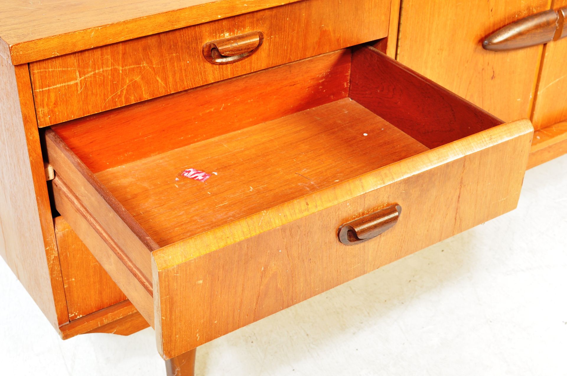 MID 20TH CENTURY TEAK WOOD SIDEBOARD CREDENZA - Image 4 of 9