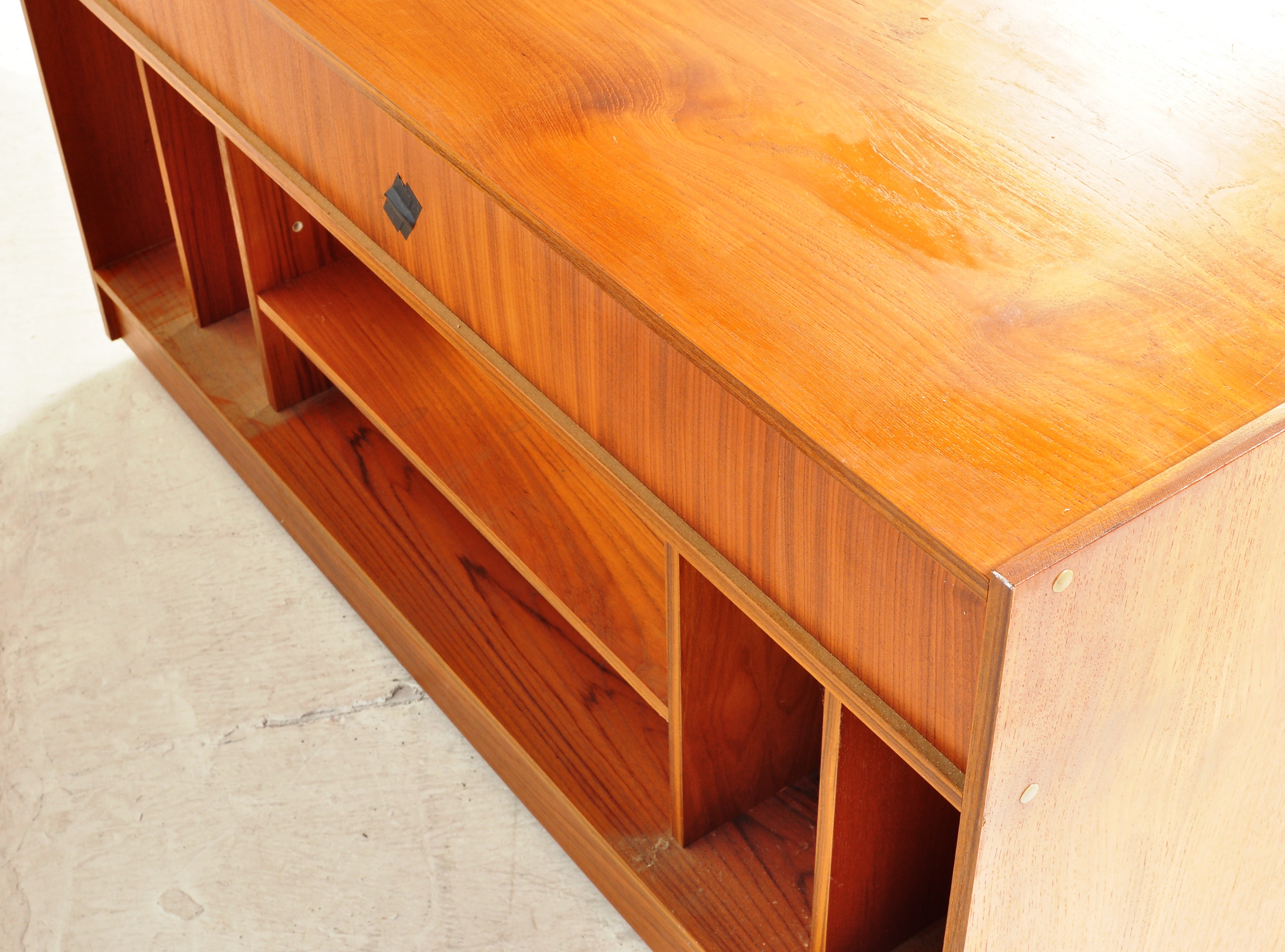 MID CENTURY DANISH INFLUENCE TEAK WOOD HI-FI SIDEBOARD - Image 8 of 8