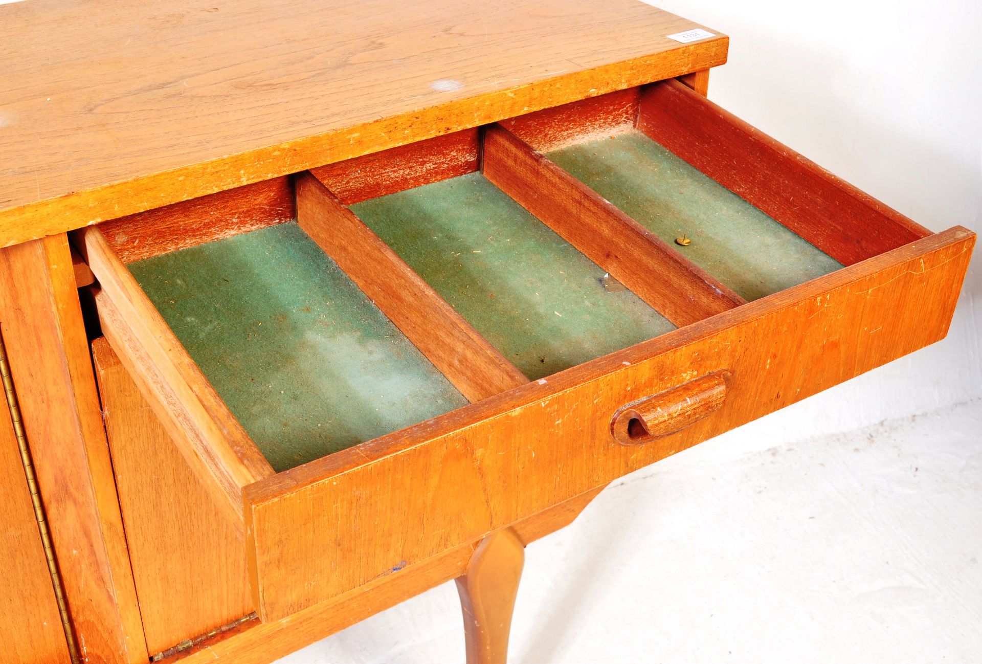 MID 20TH CENTURY TEAK WOOD SIDEBOARD CREDENZA - Image 6 of 9