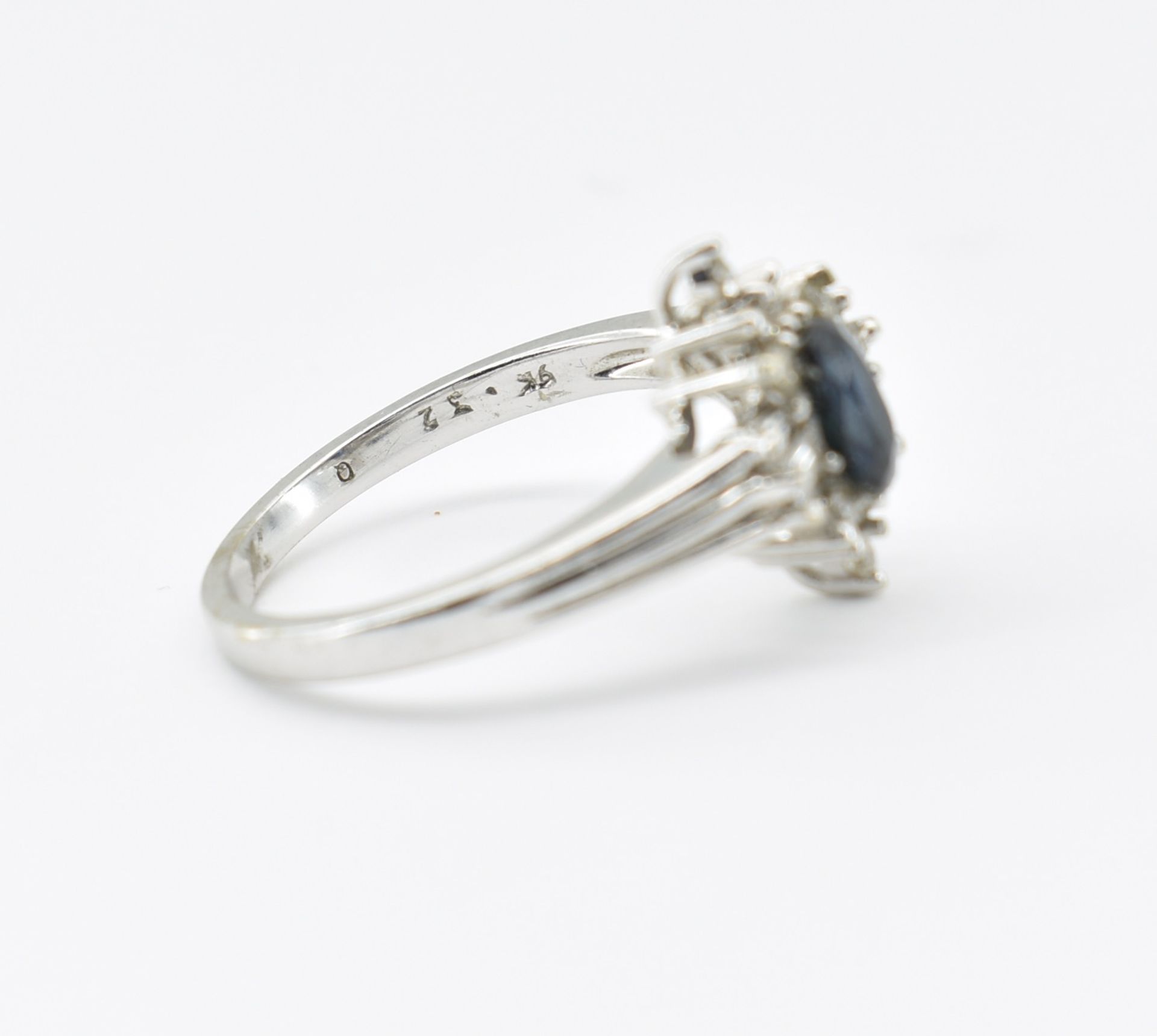 HALLMARKED 9CT WHITE GOLD SAPPHIRE & DIAMOND COCKTAIL RING - Image 3 of 4