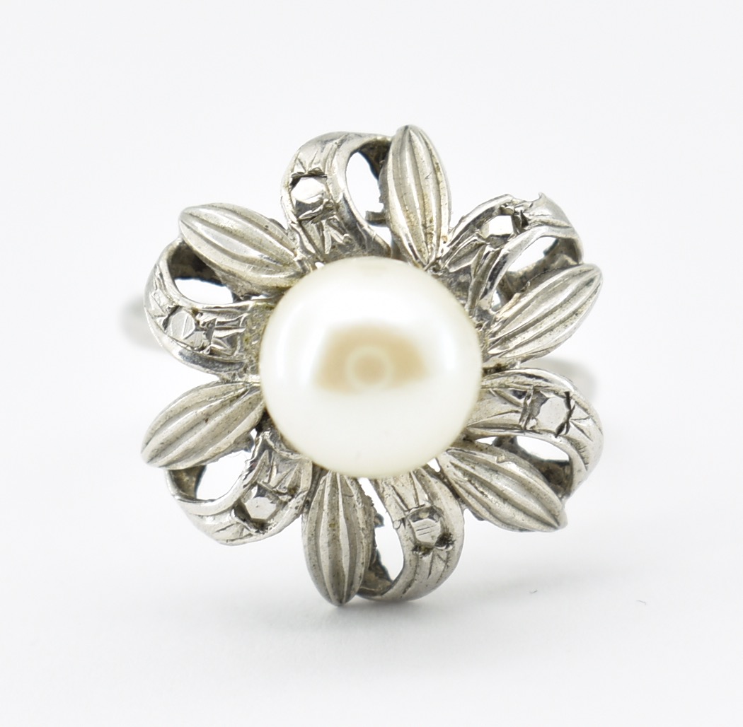 18CT WHITE GOLD & PEARL RING