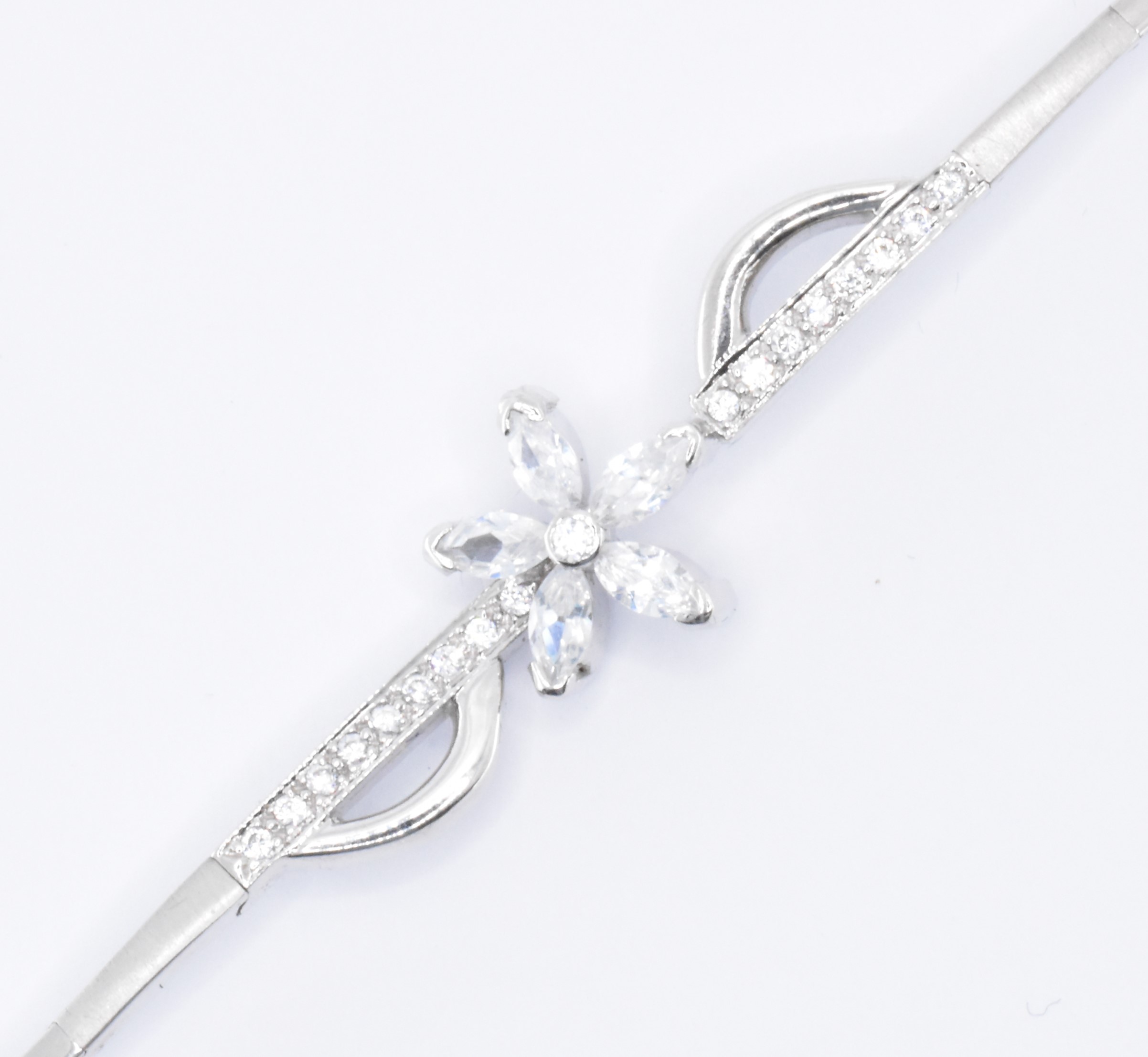 9CT WHITE GOLD FLOWER CLUSTER BRACELET - Image 3 of 4