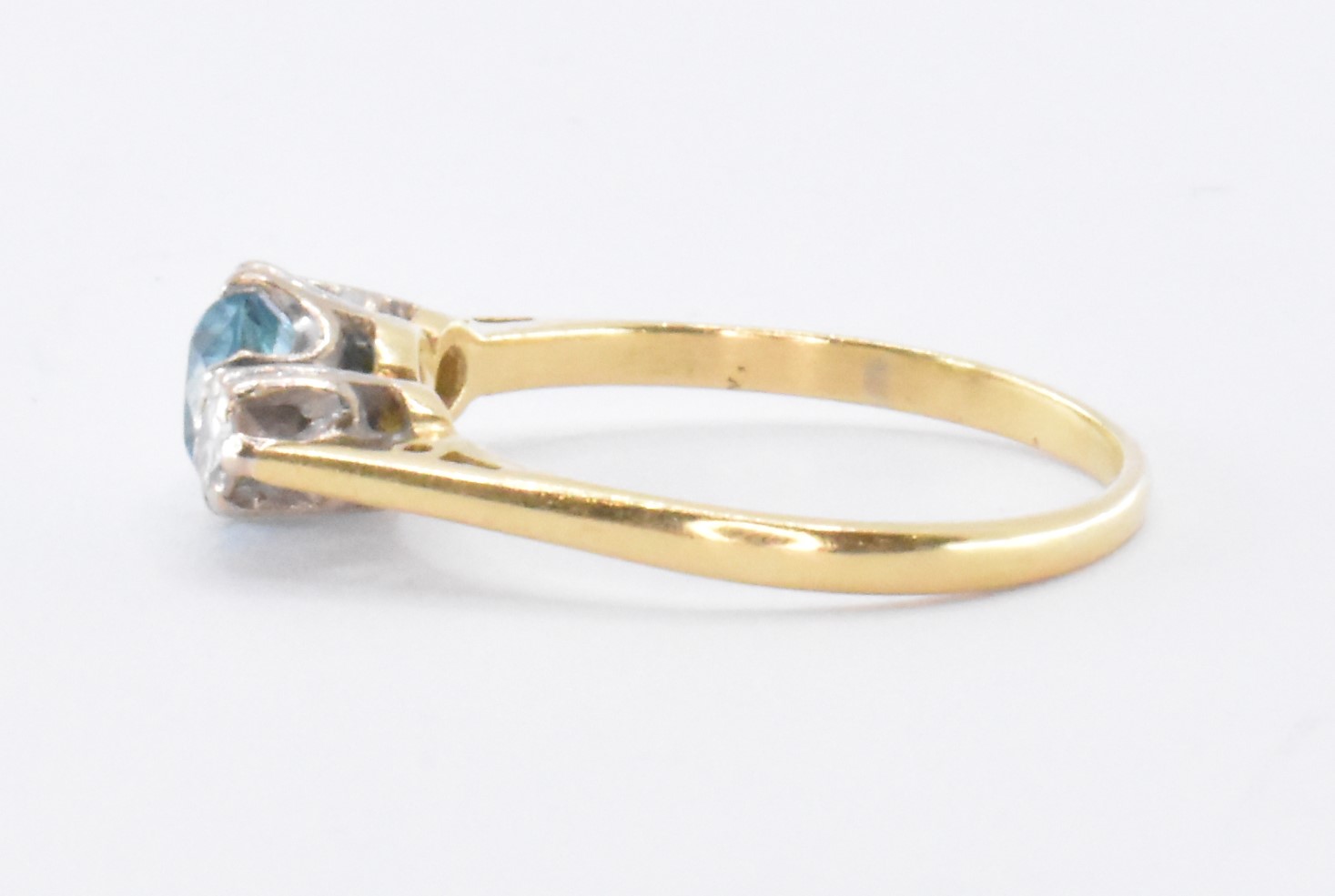 HALLMARKED 18CT GOLD BLUE ZIRCON & DIAMOND RING - Image 2 of 5