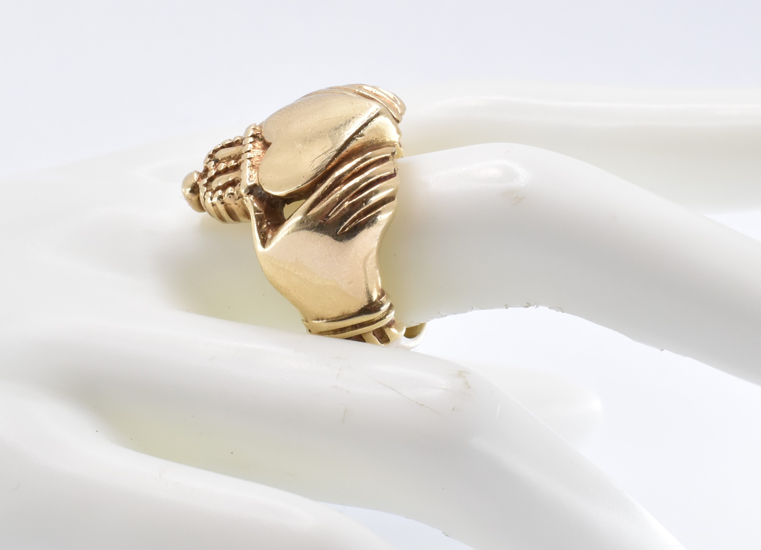 HALLMARKED 9CT GOLD CLADDAGH RING - Image 5 of 6