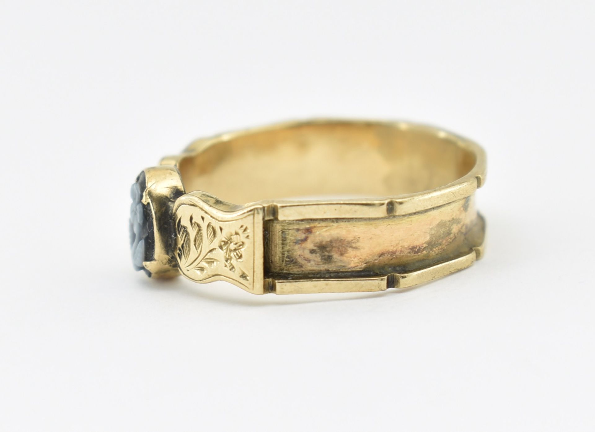 VICTORIAN 19TH CENTURY ONYX CARVED CAMEO MOURNING RING - Image 4 of 4