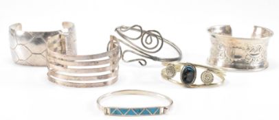 A COLLECTION OF SILVER & WHITE METAL CUFF BANGLES