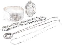 COLLECTION OF SILVER JEWELLERY INCLUDING LOCKET