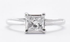 18CT WHITE GOLD & DIAMOND SOLITAIRE RING